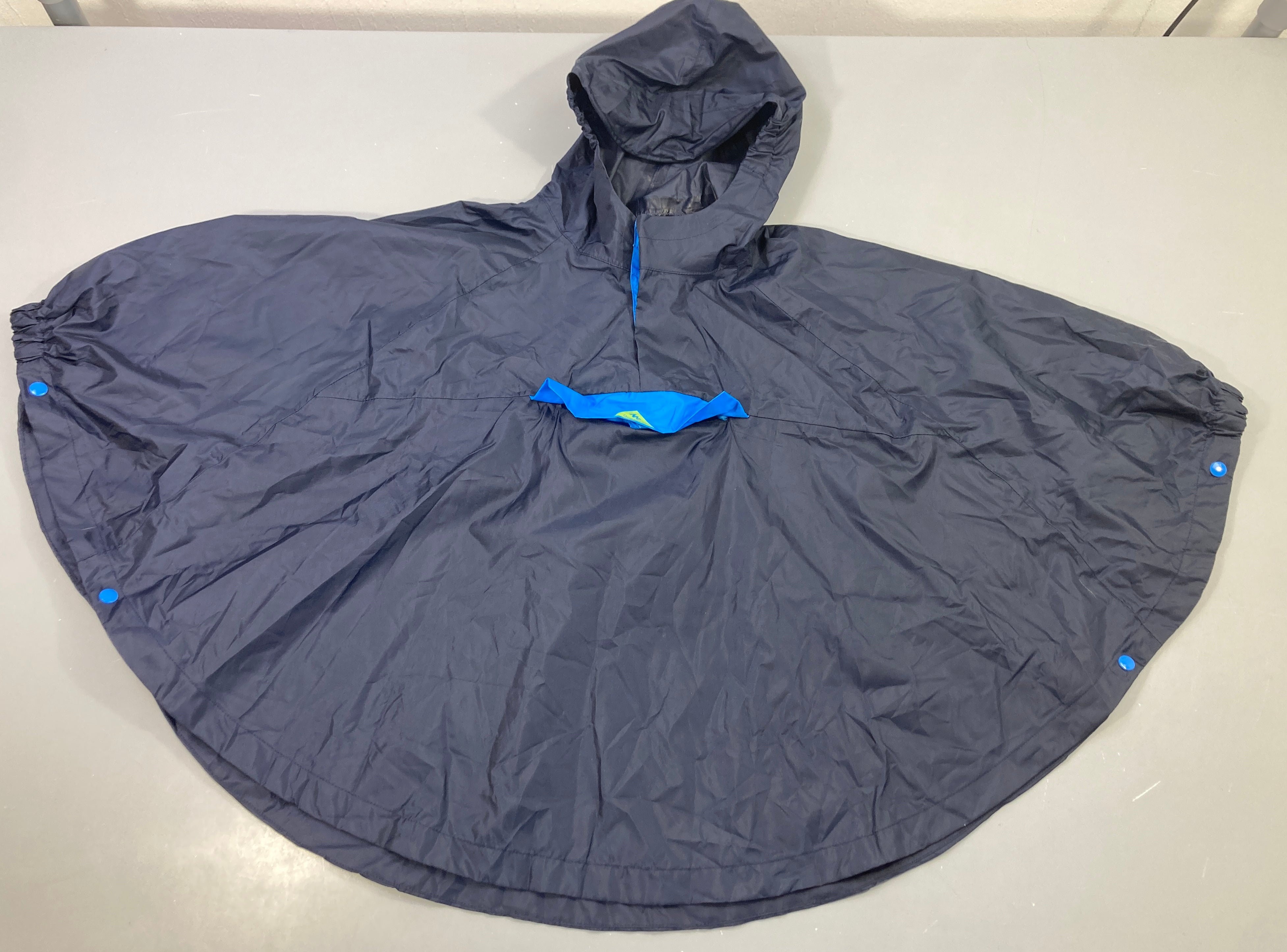 Poncho imperméable marine, capuche, boutons pression côtés