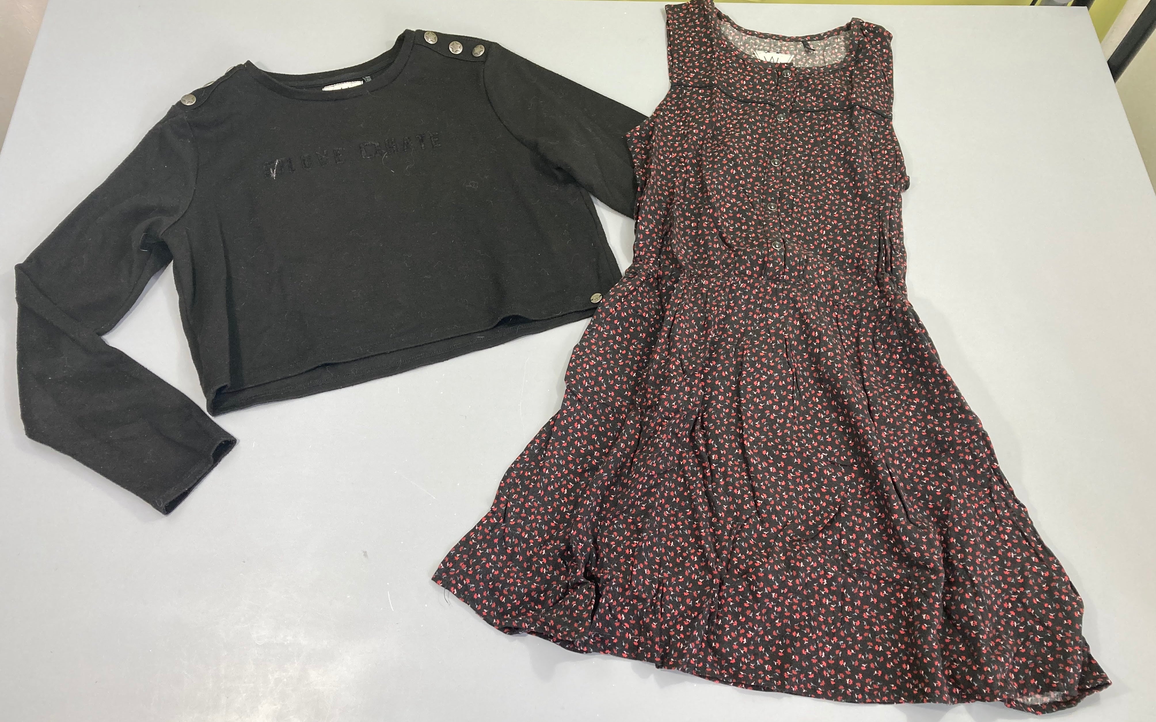 Robe s.m noire fleurie + sweat léger noir love/hate bouloché