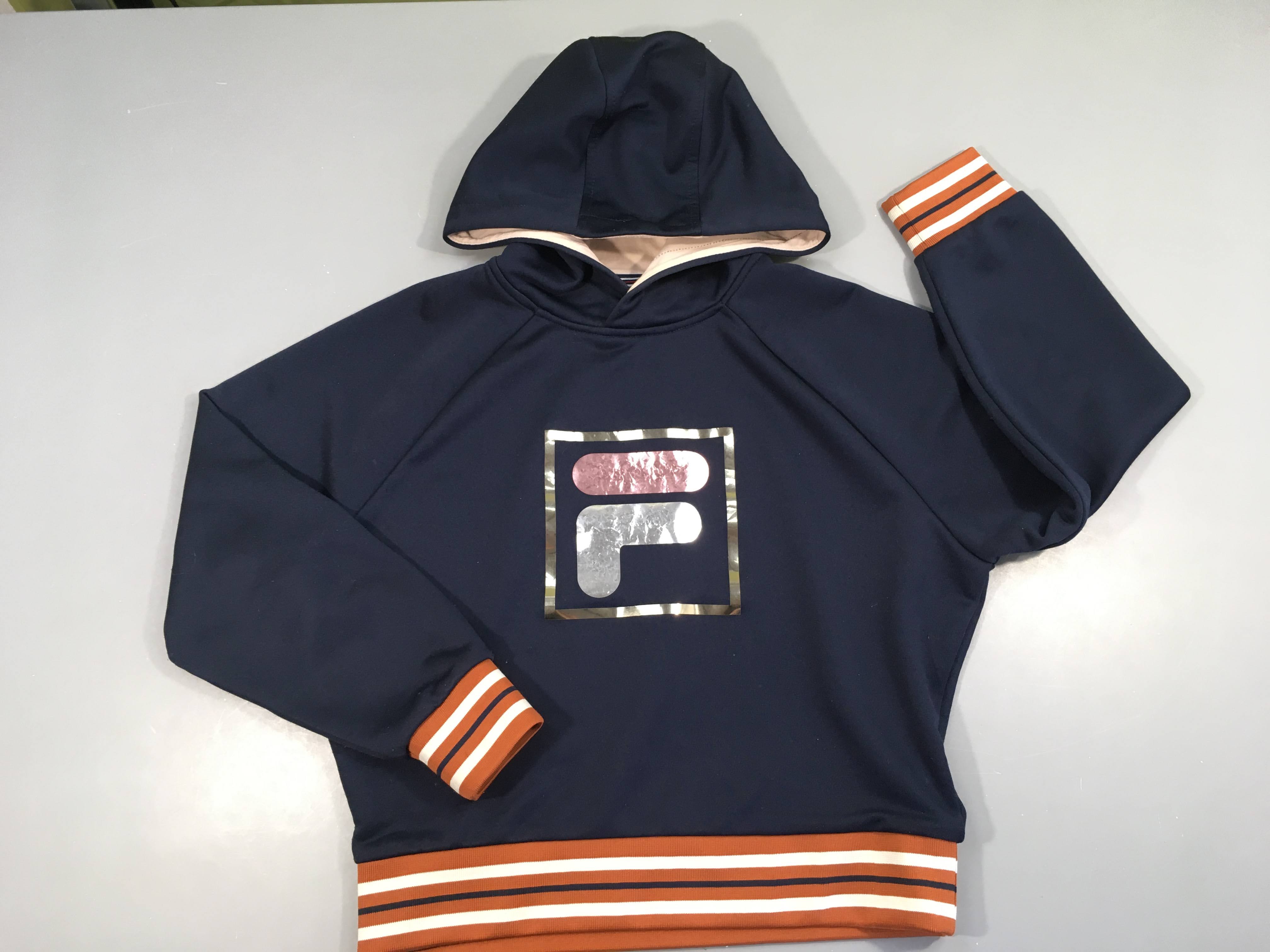 Sweat bleu foncé à capuche Fila, flocage froissé légèrement bouloché