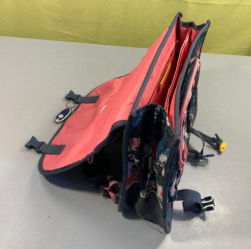 Cartable bleu fleuri légèrement usé avant, moins cher chez Petit Kiwi