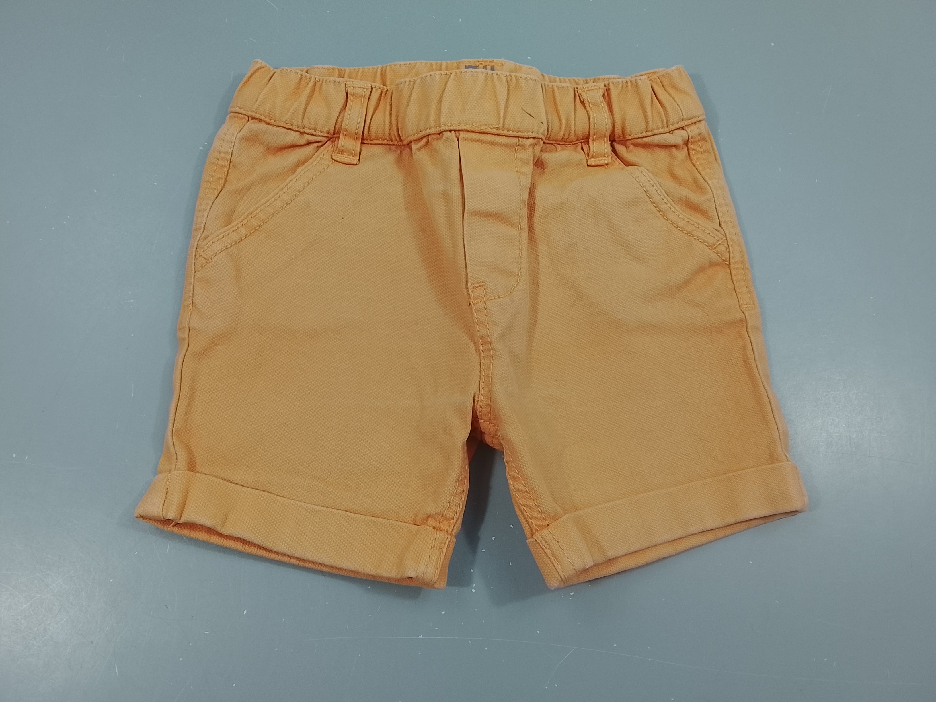 Short denim orange à revers, Petite trace de bic  à la taille