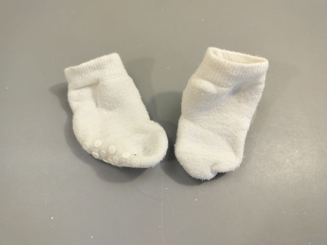 Chaussettes bébé blanches.  anti-dérapantes 14-15, moins cher chez Petit Kiwi