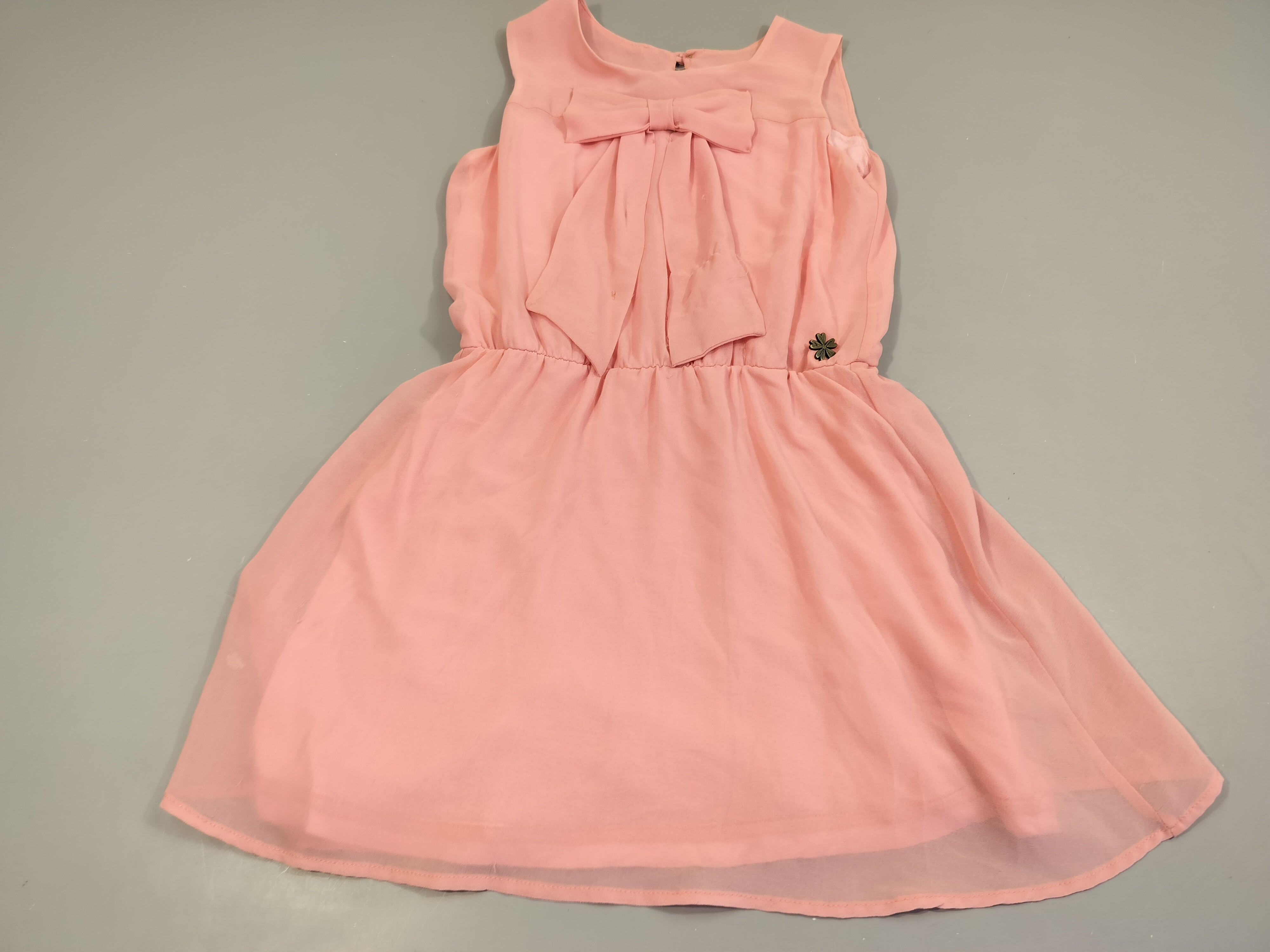 Robe s.m voile rose , doublée. Noeud sur le dessus., léger accro