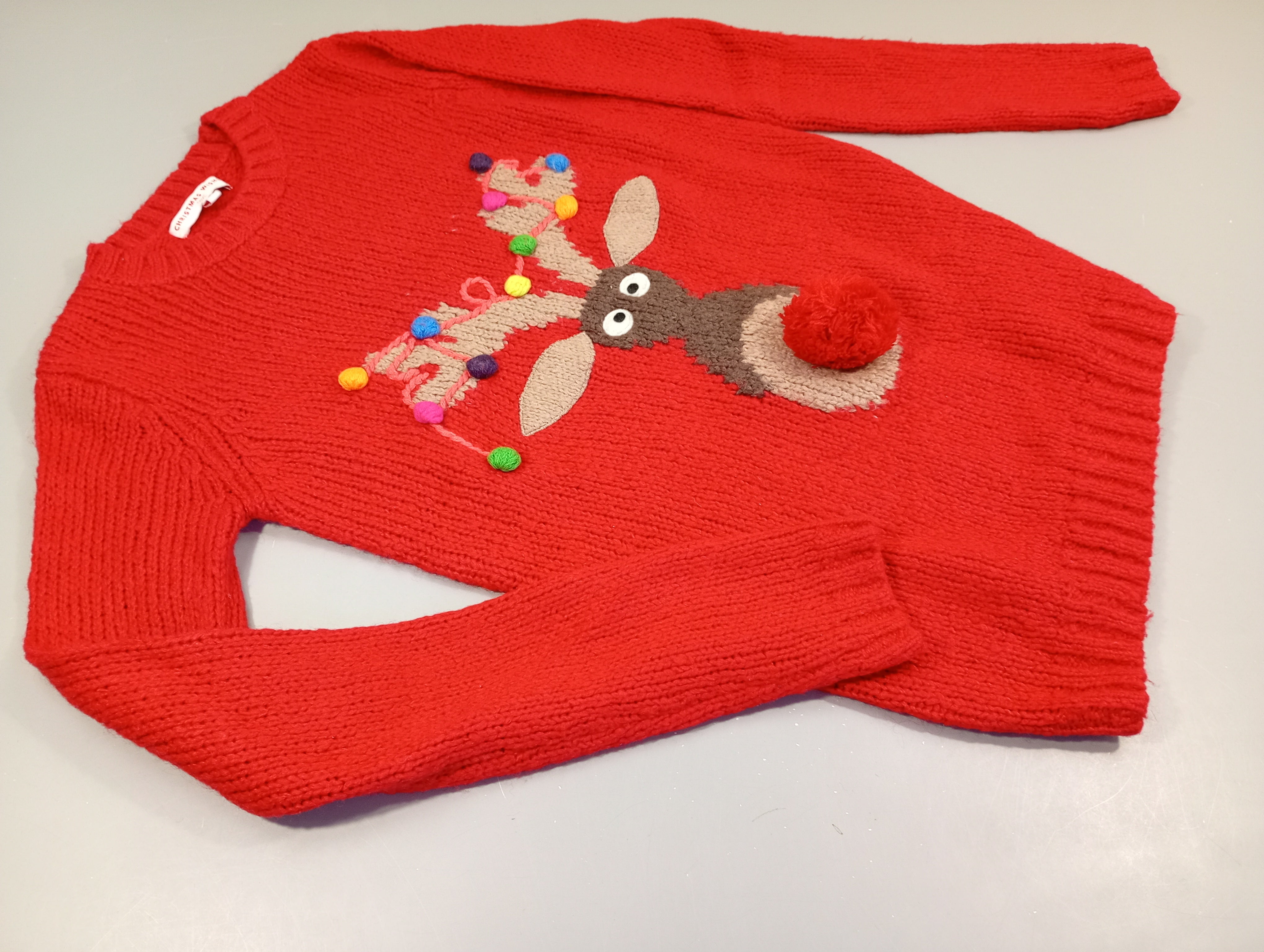 Pull tricot de Noël rouge, renne , pompons. Légèrement bouloché T 34