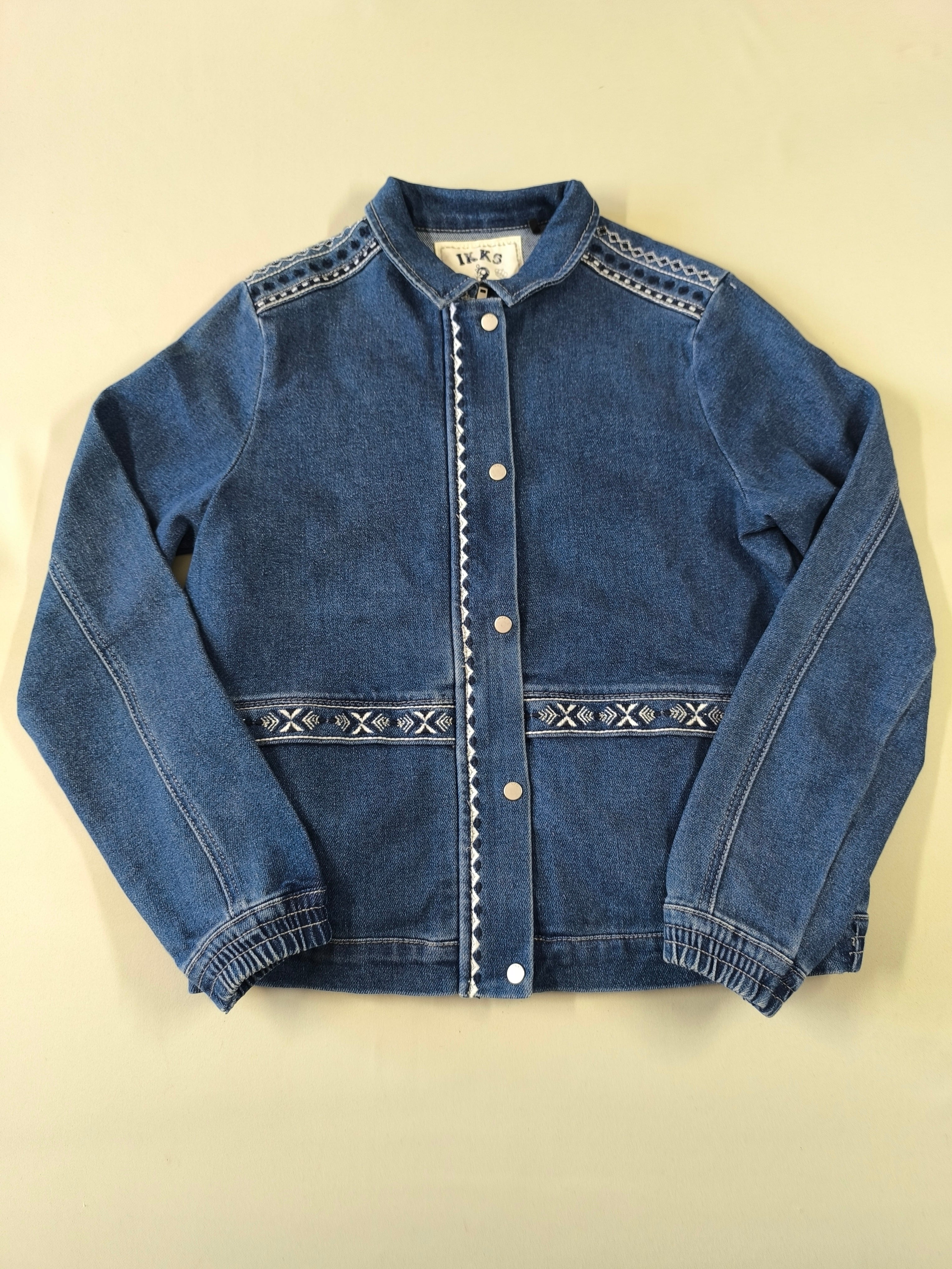 Veste en jean zippé motifs aux épaules et à la taille