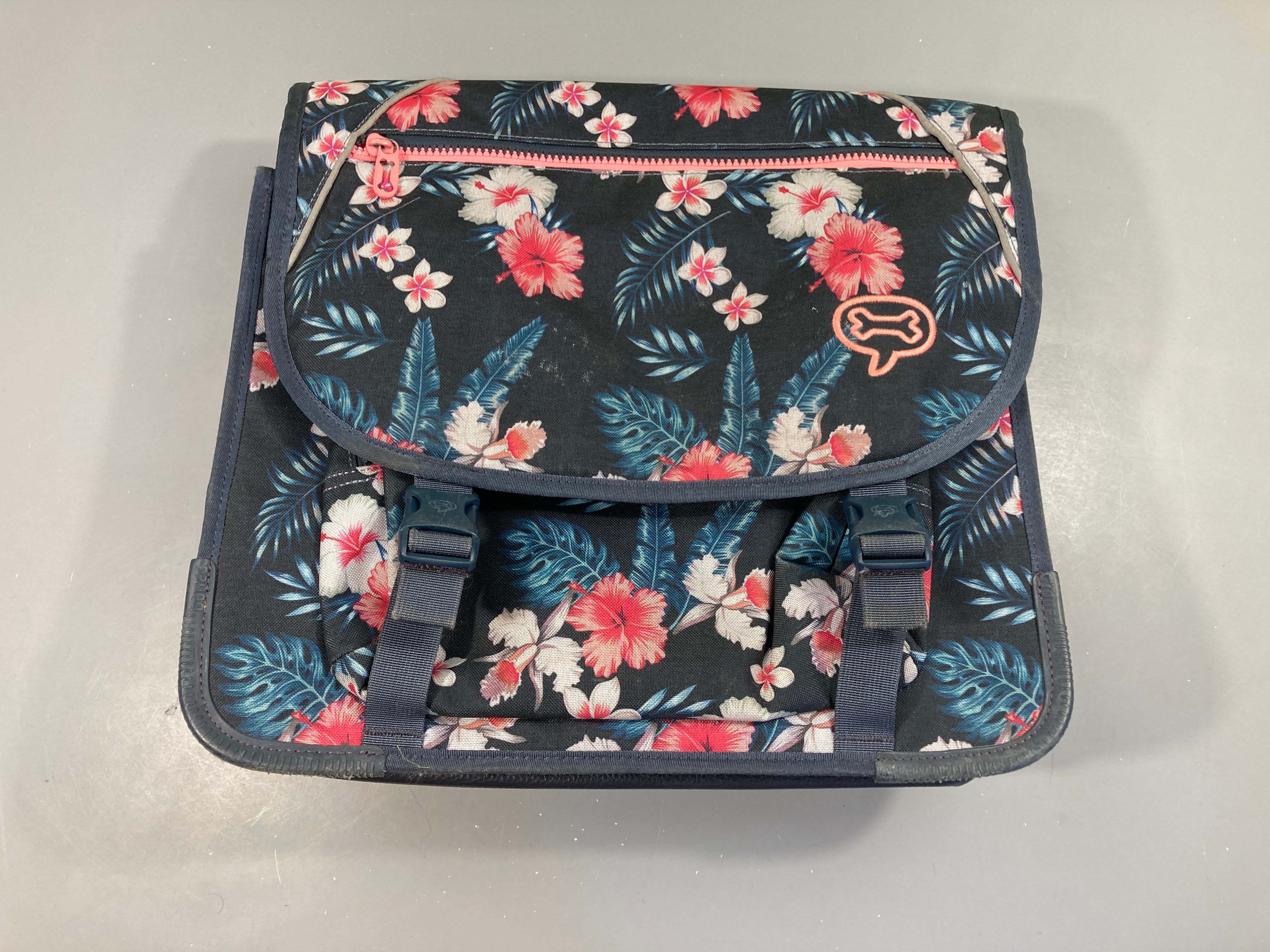 Cartable bleu fleuri légèrement usé avant