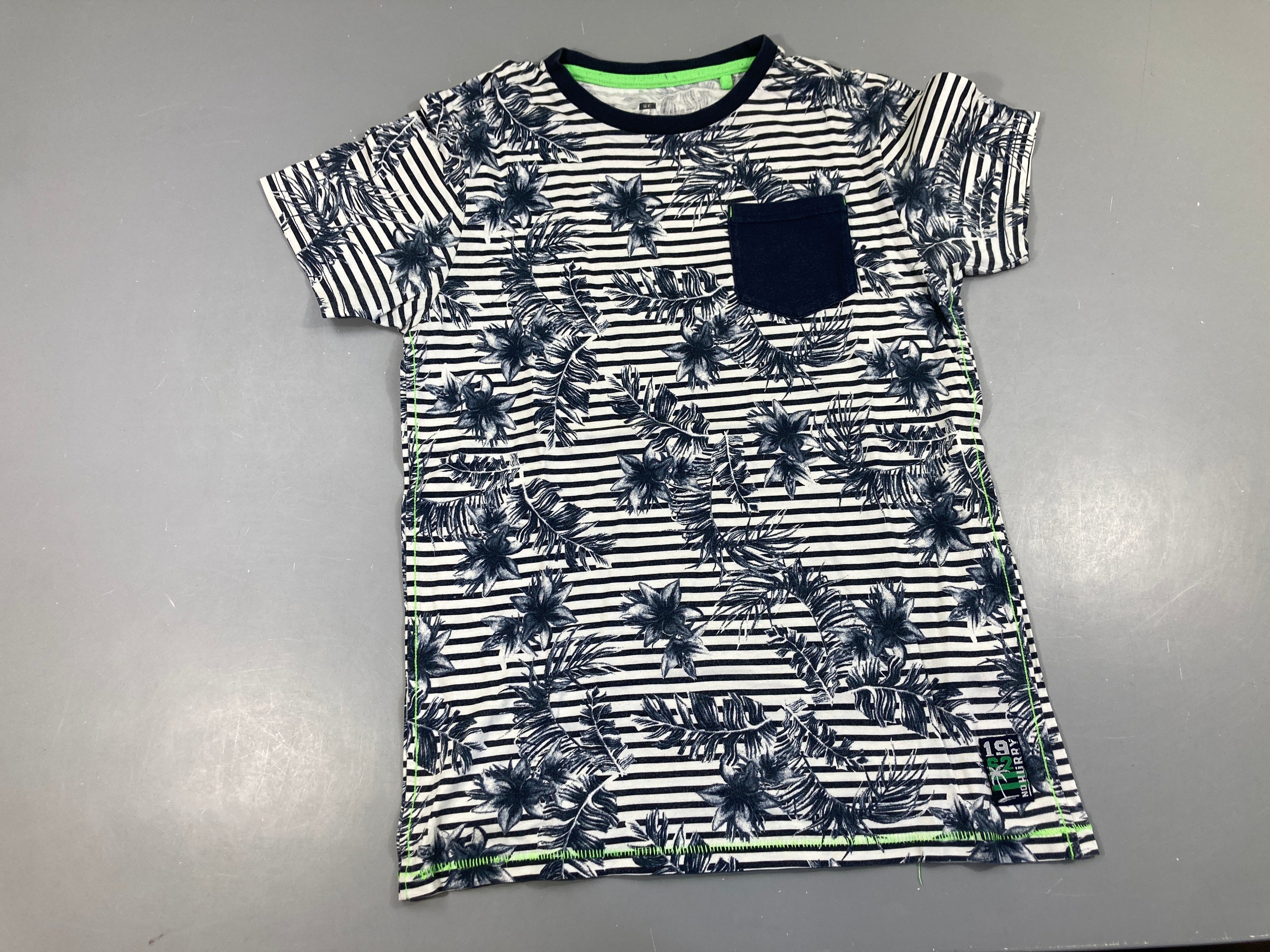 T-shirt m.c blanc rayé bleu marine poche feuilles, un peu bouloché