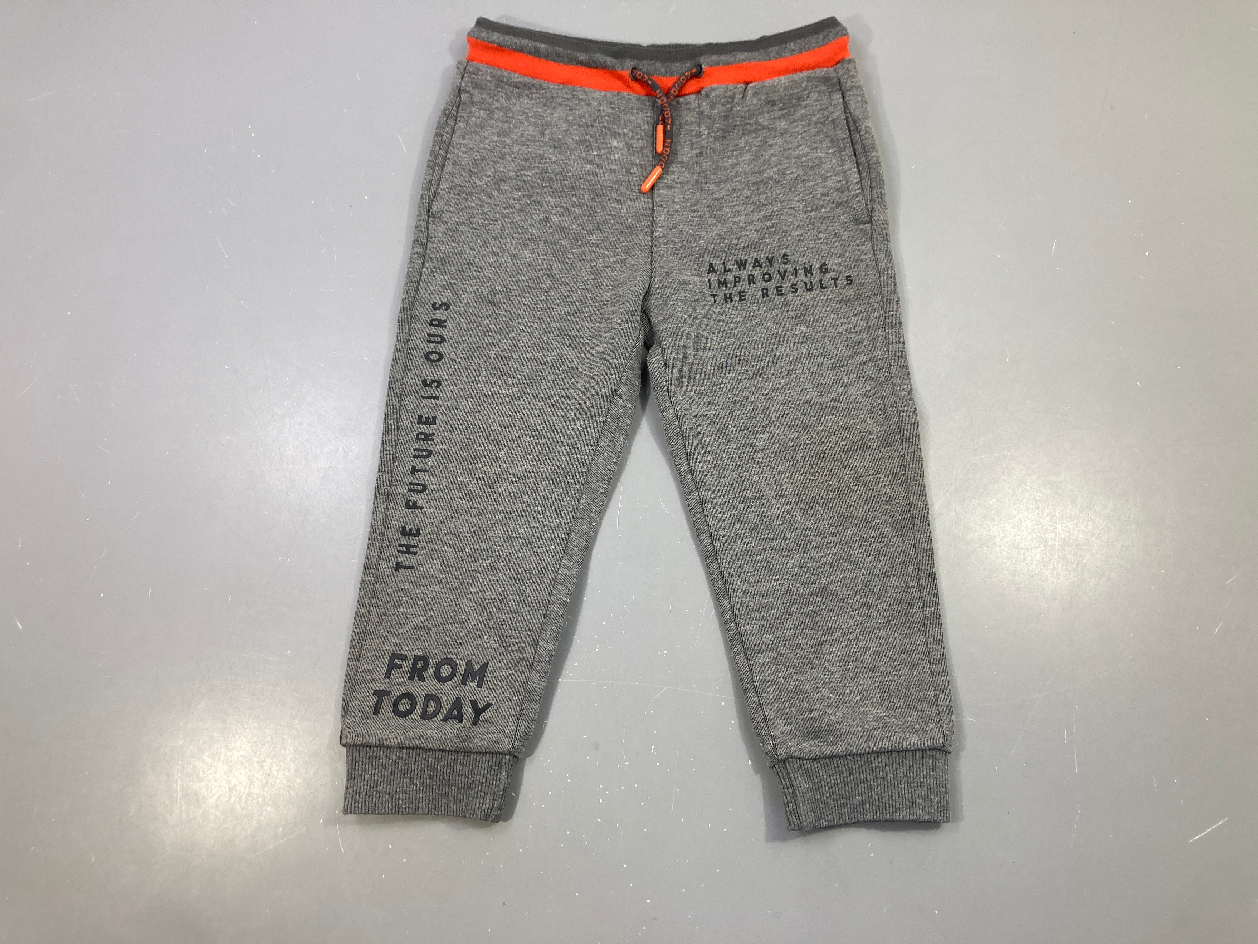 Pantalon jogging gris chiné ceinture orange