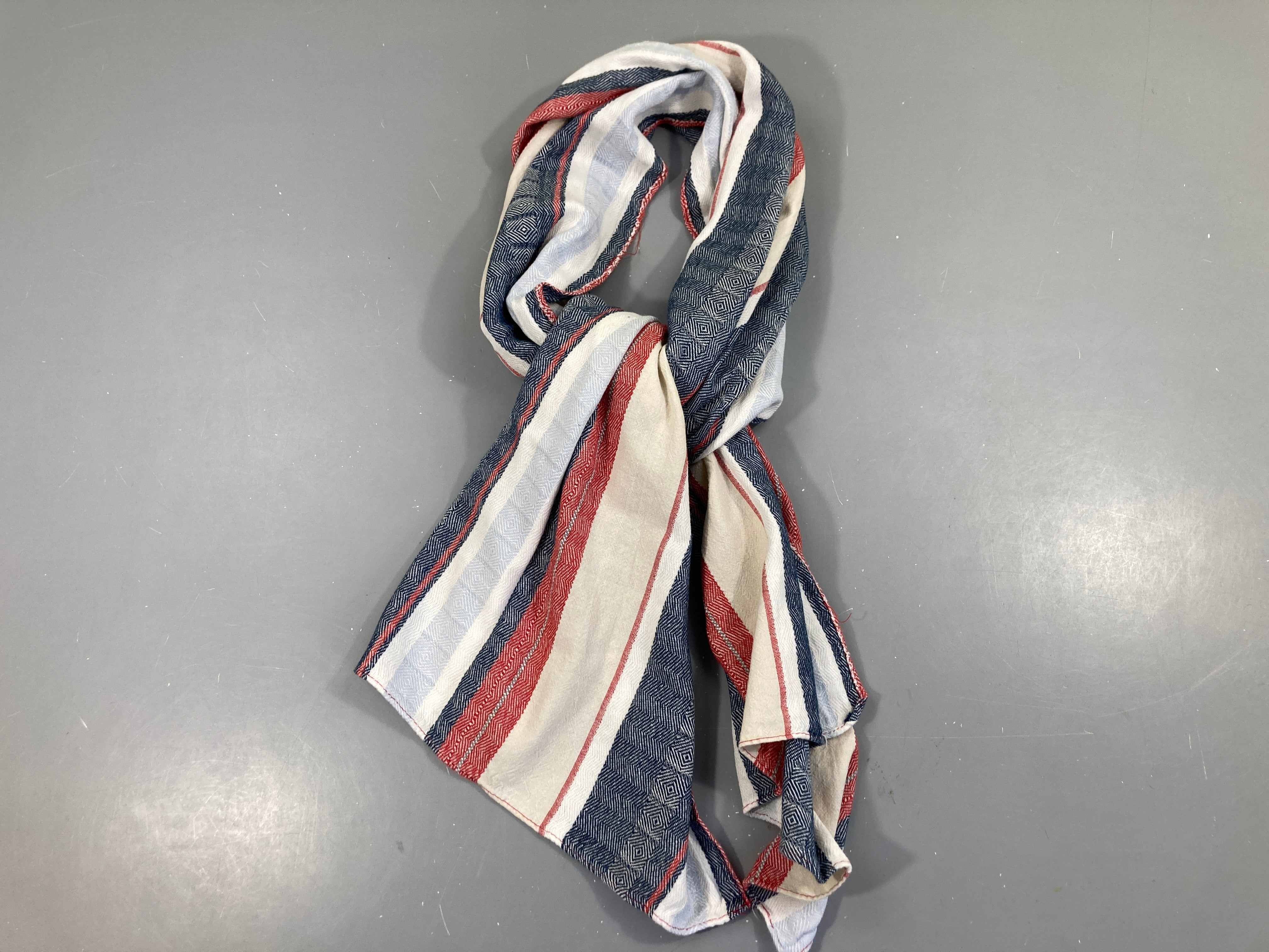 Foulard rayé blanc/rouge/bleu marine