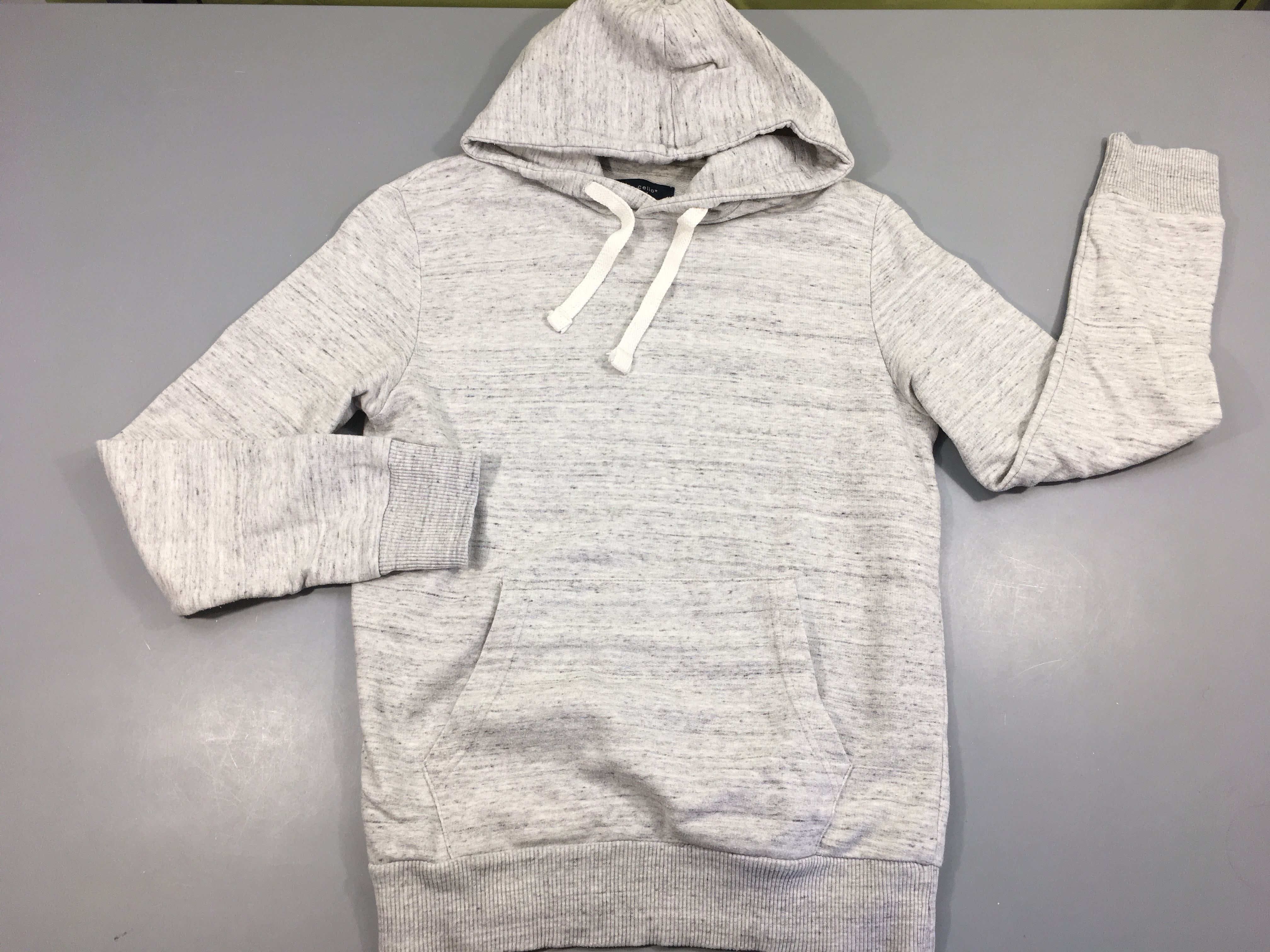 Sweat gris clair chiné à capuche, bouloché