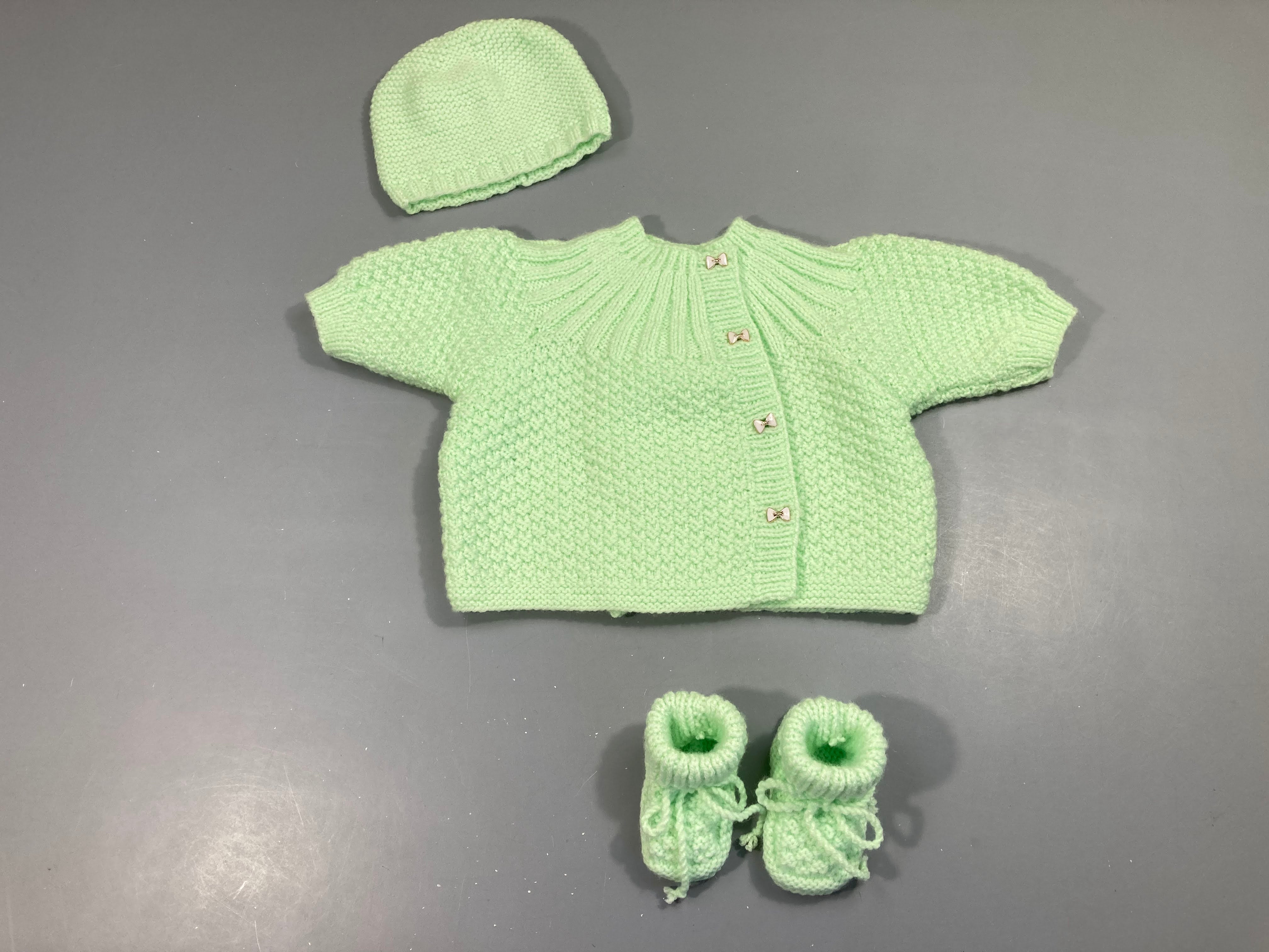 Fait main, ensemble gilet + bonnet + chaussons mailles vert