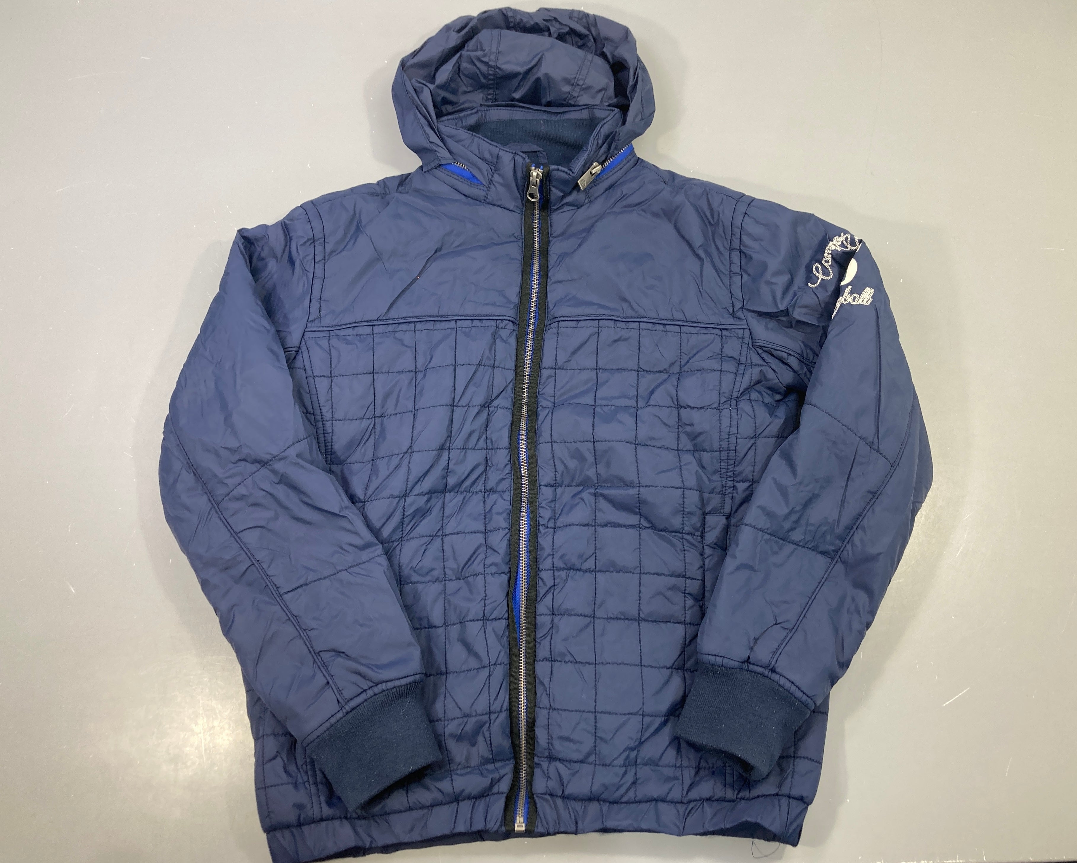 Veste matelassé bleu marine zippé capuche broderie manche