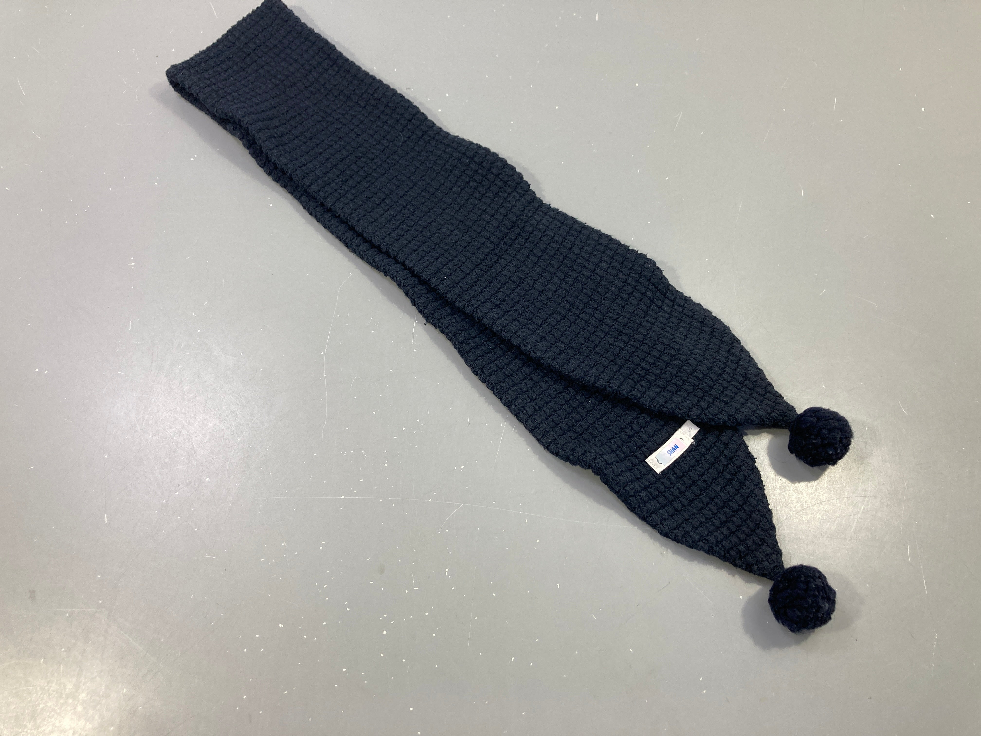 Écharpe bleu marine pompons