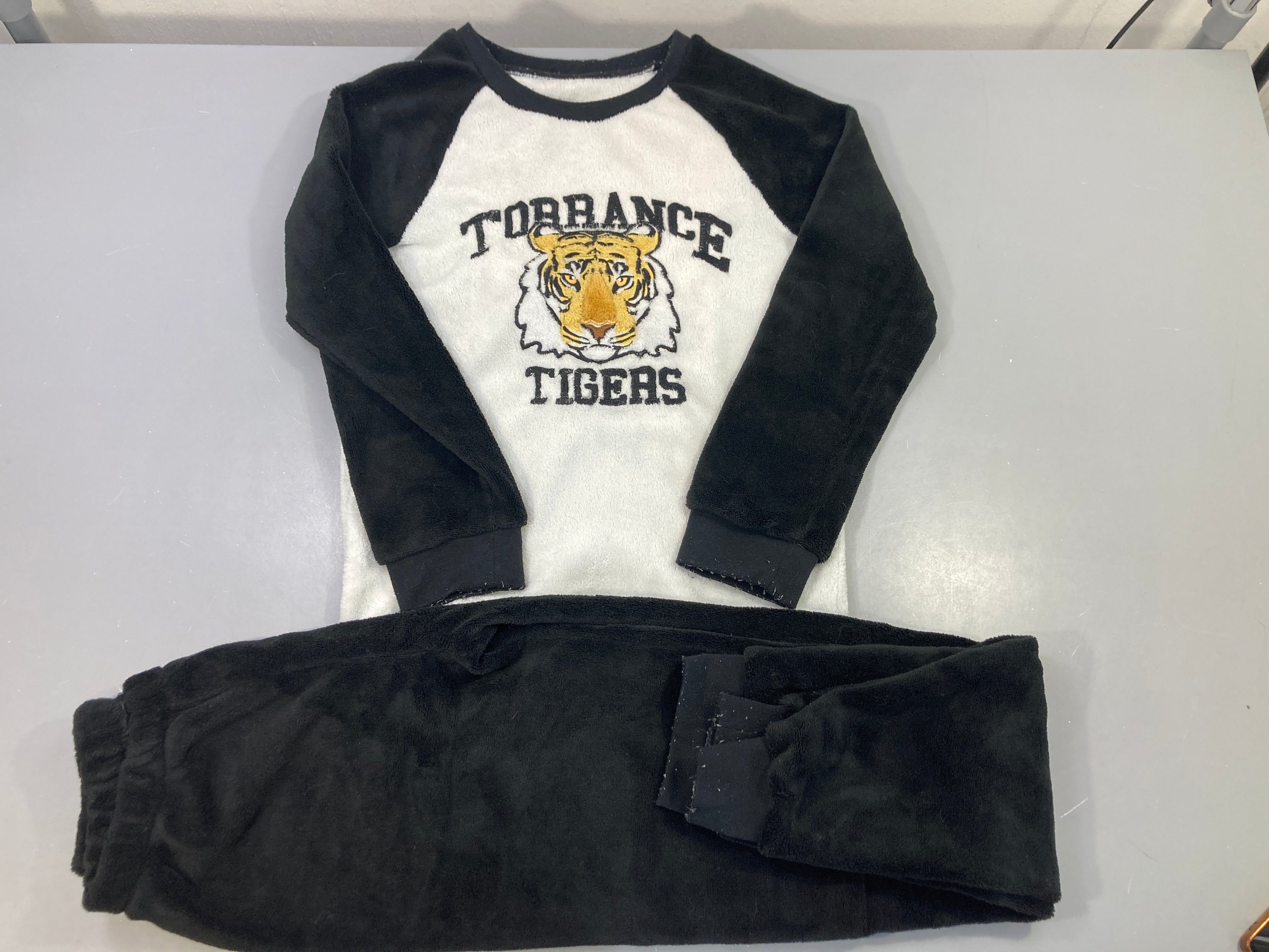 Pyjama 2pcs duveteux blanc noir tigre brodé - bouloché