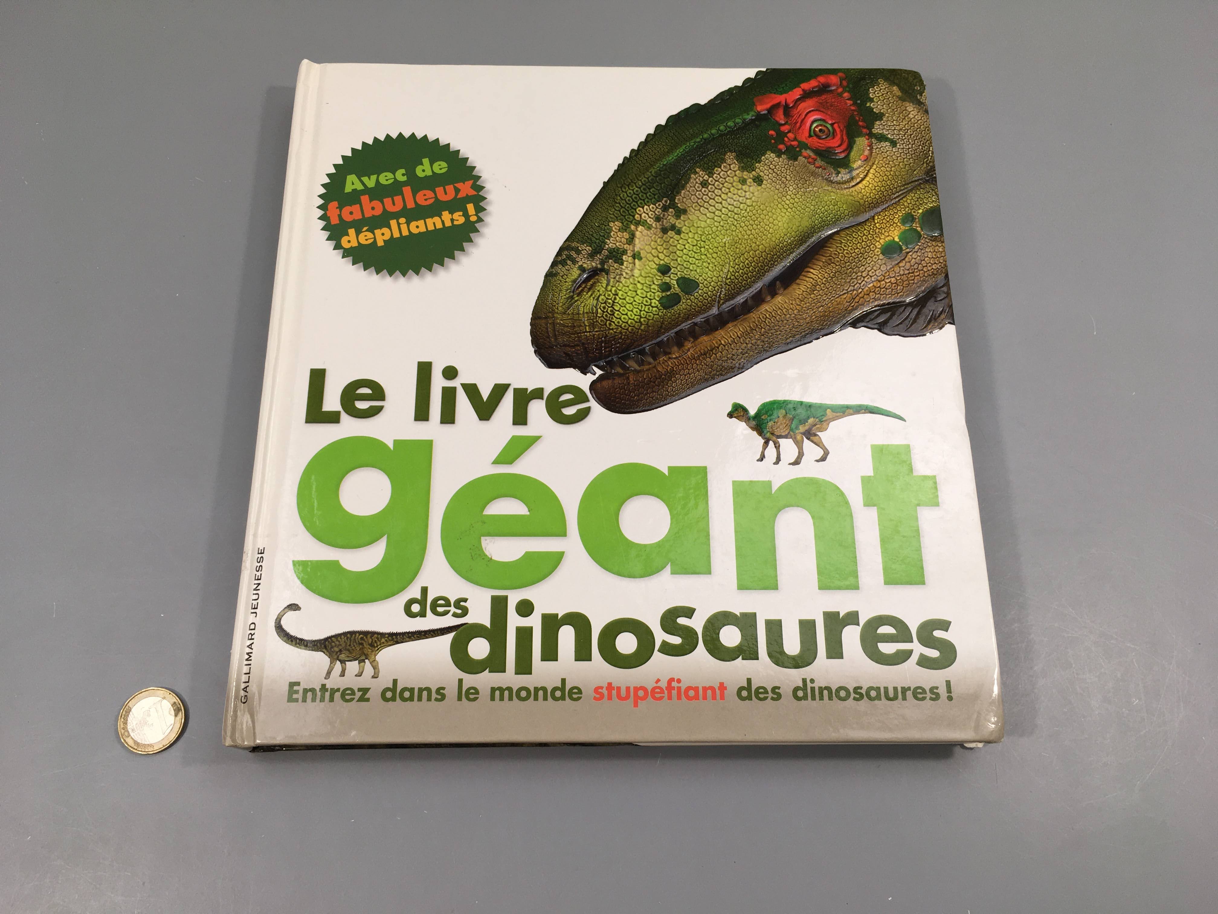 Le livre géant des dinosaures avec dépliants