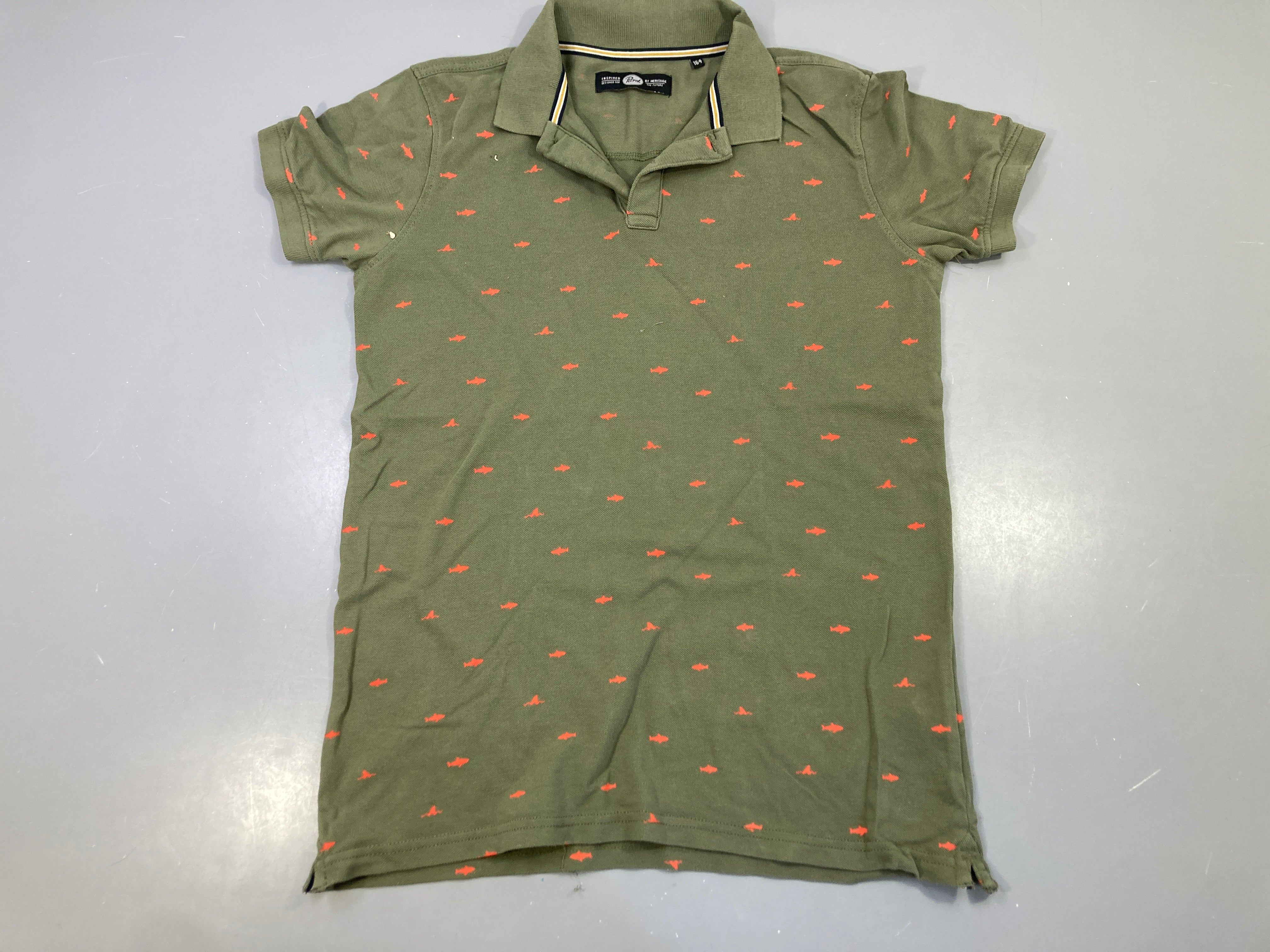 Polo m.c vert kaki requins orange