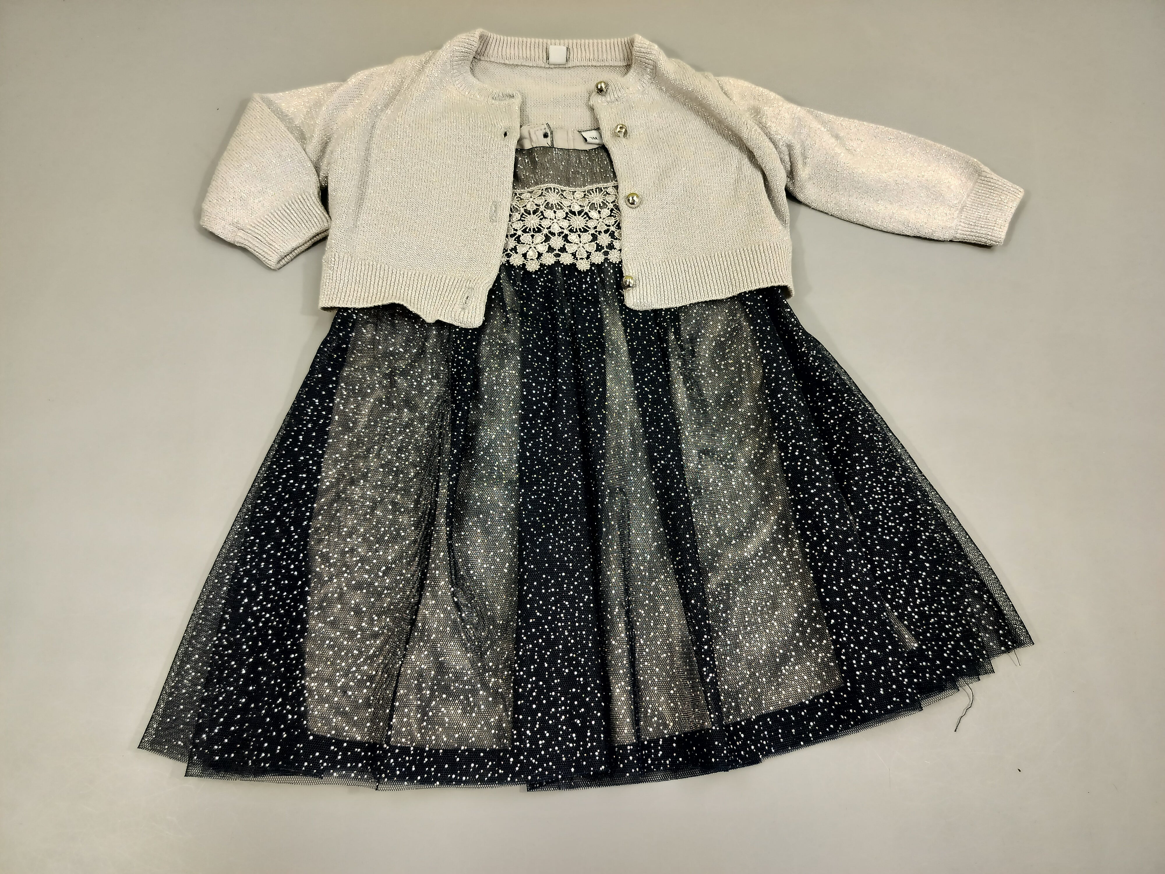 Robe s.m en tulle  bleu marine  à pois argenté , dentelle blanche dessous doublure irisée + gilet argenté pailleté