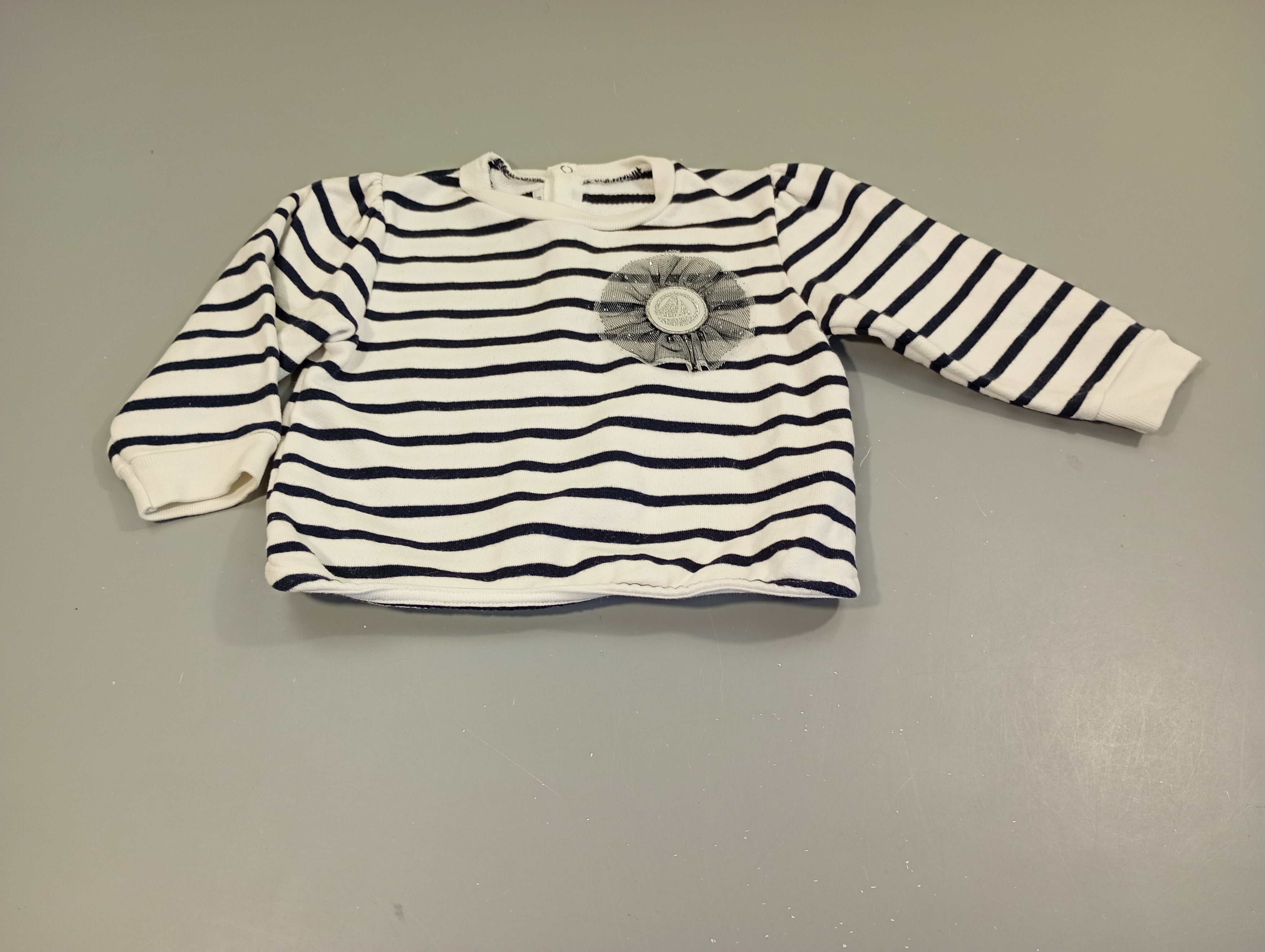 Sweat blanc rayé bleu marine, fleur en tulle