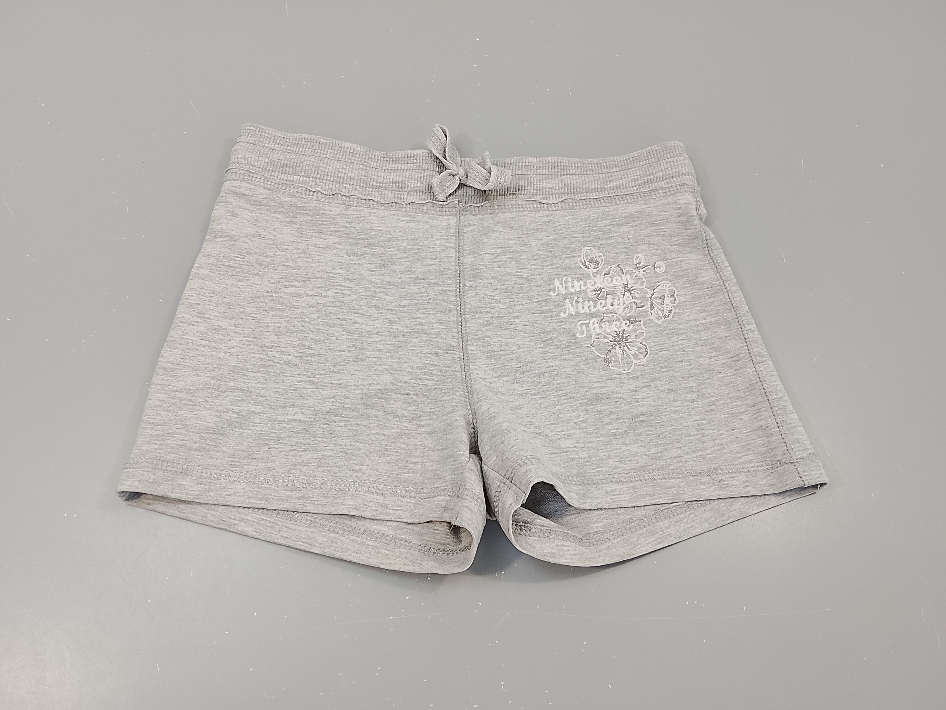 Short jersey gris clair flammé, fleurs rose  brodées
