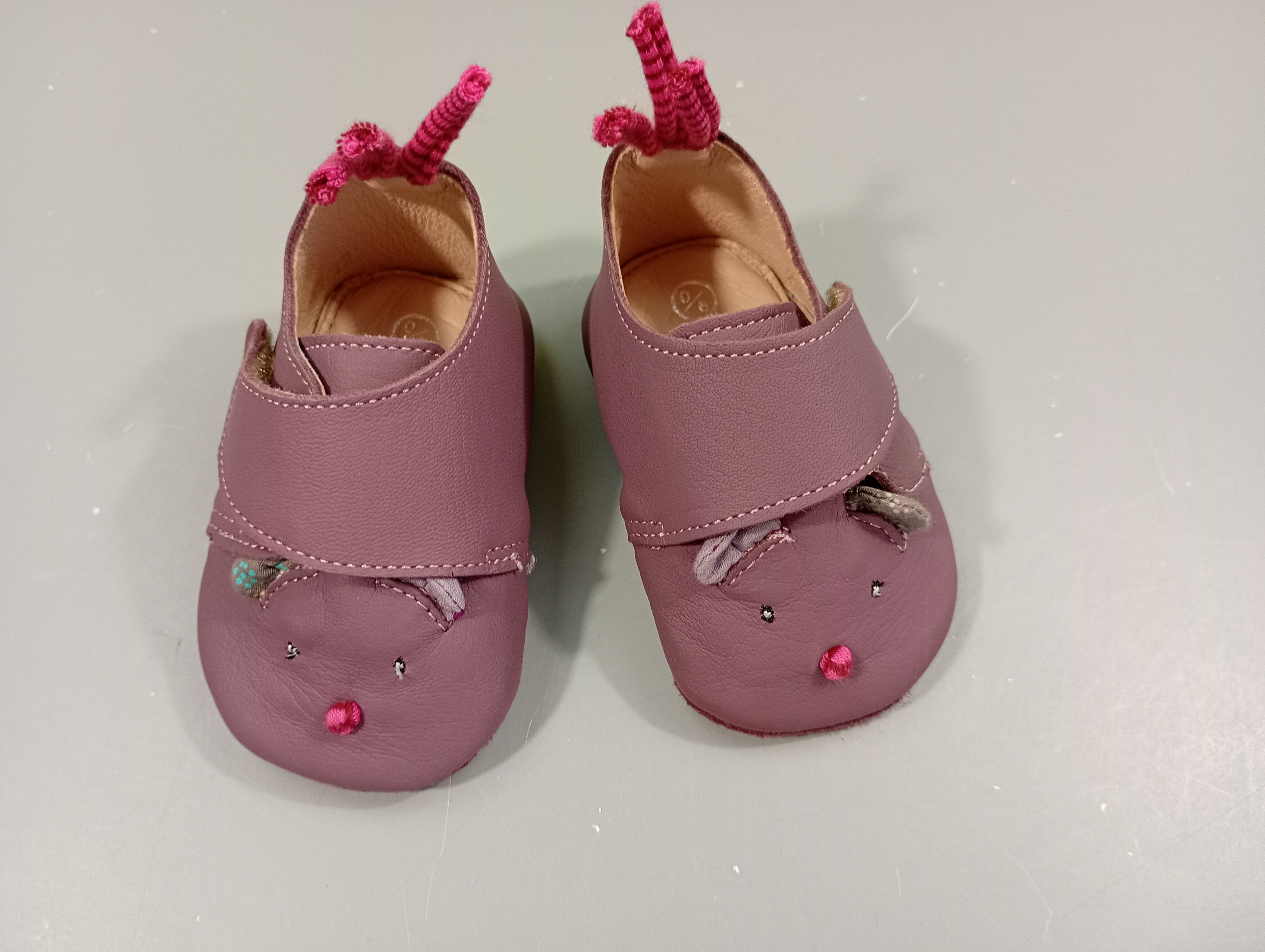 Chaussons en cuir mauves. Souris 0-6m