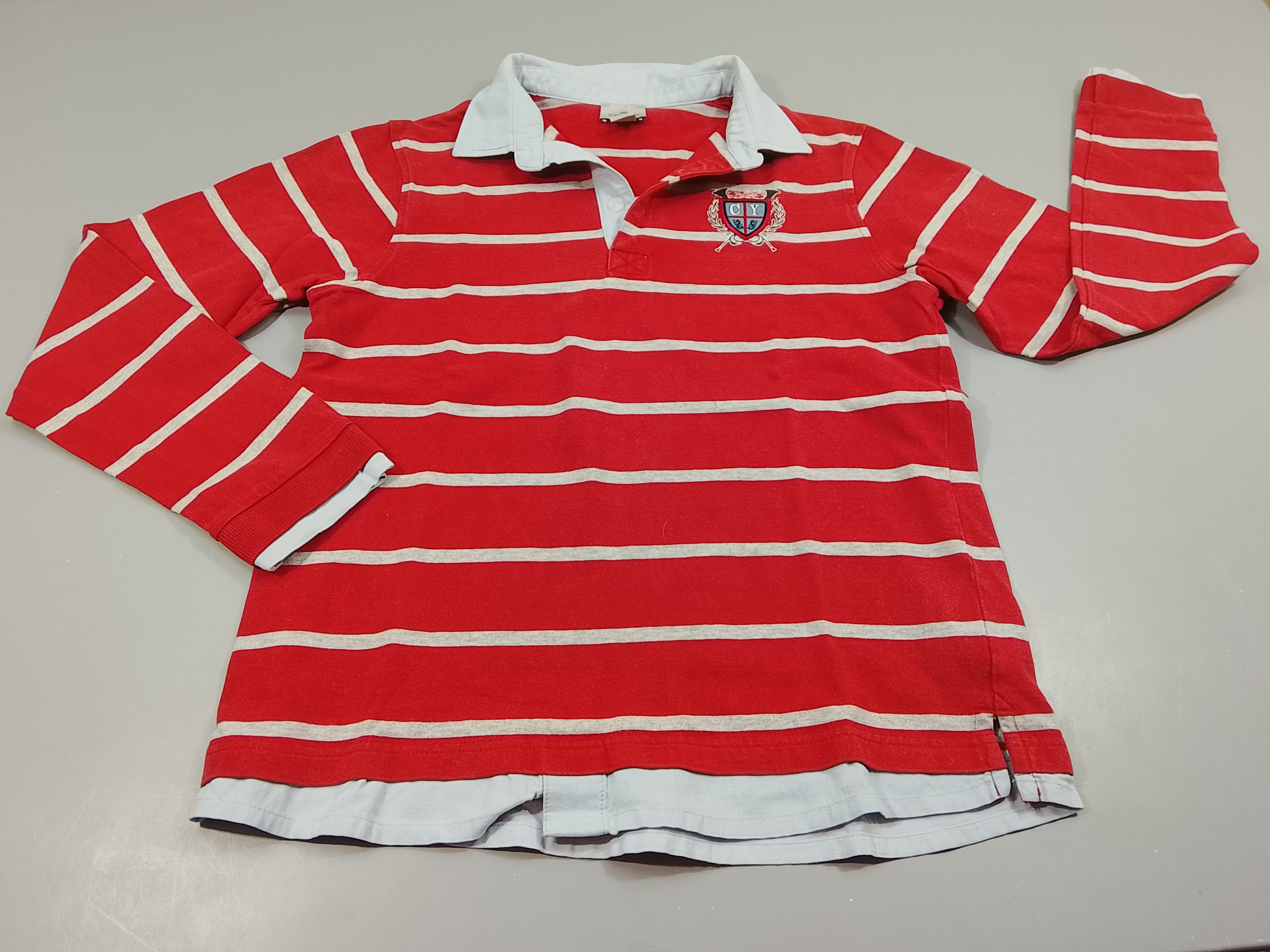 Polo jersey rouge rayé gris flammé, col bleu clair . Très légèrement  bouloché