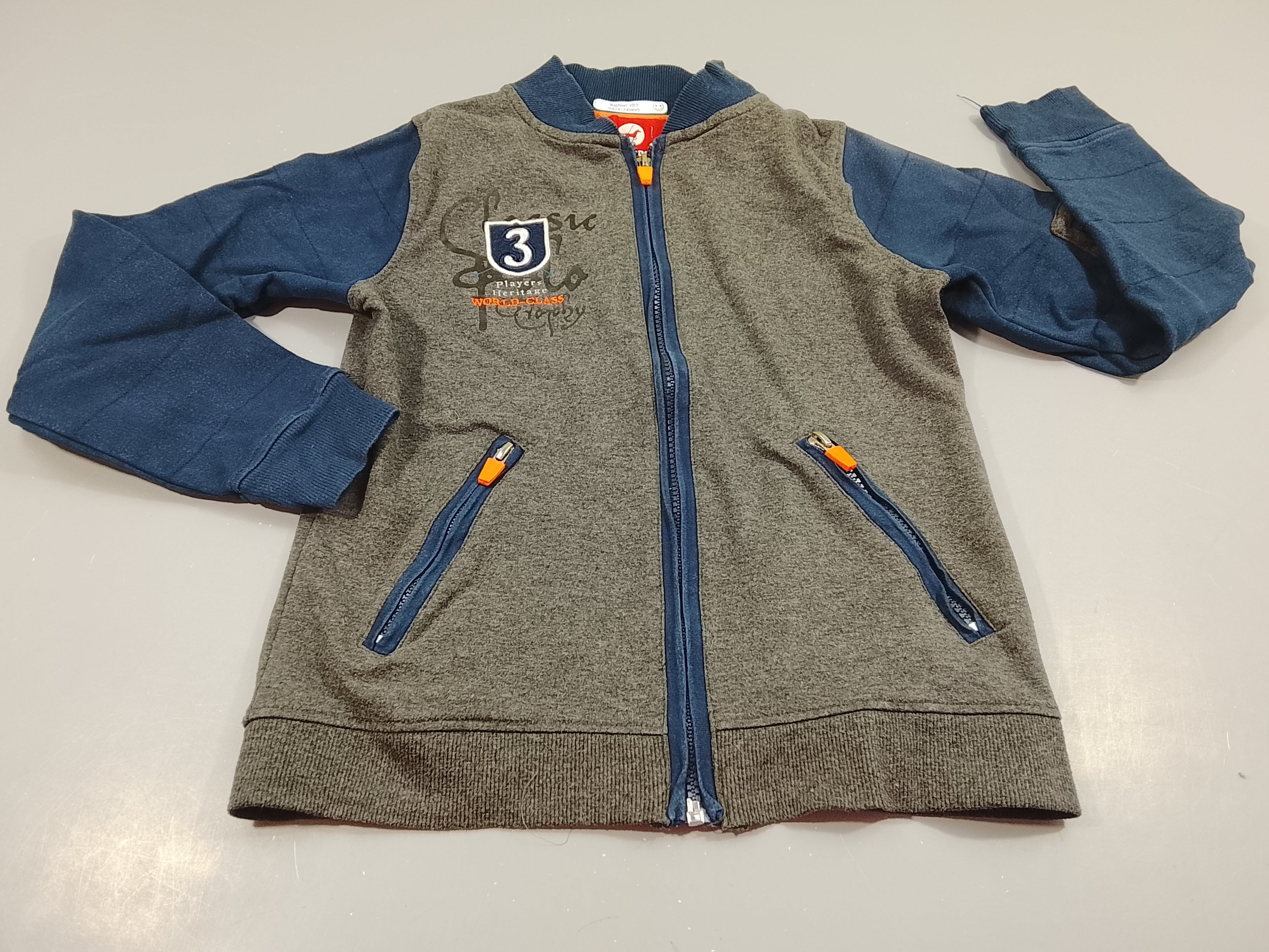 Gilet Red Horse  gris chiné manches et col montant bleu marine, écusson 