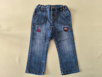Jeans bleu effet délavé écusson 