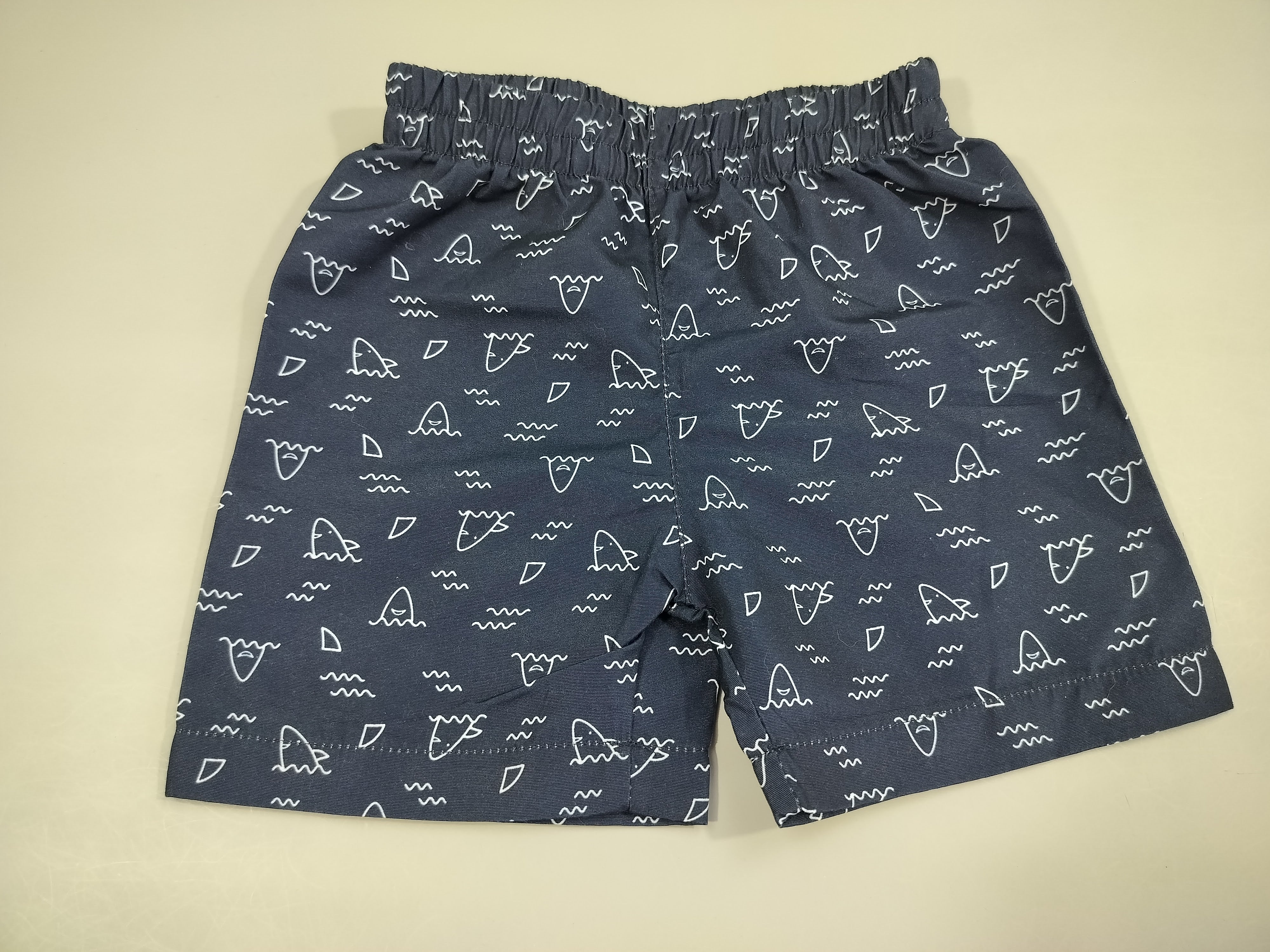Short bleu marine, motifs requins blancs