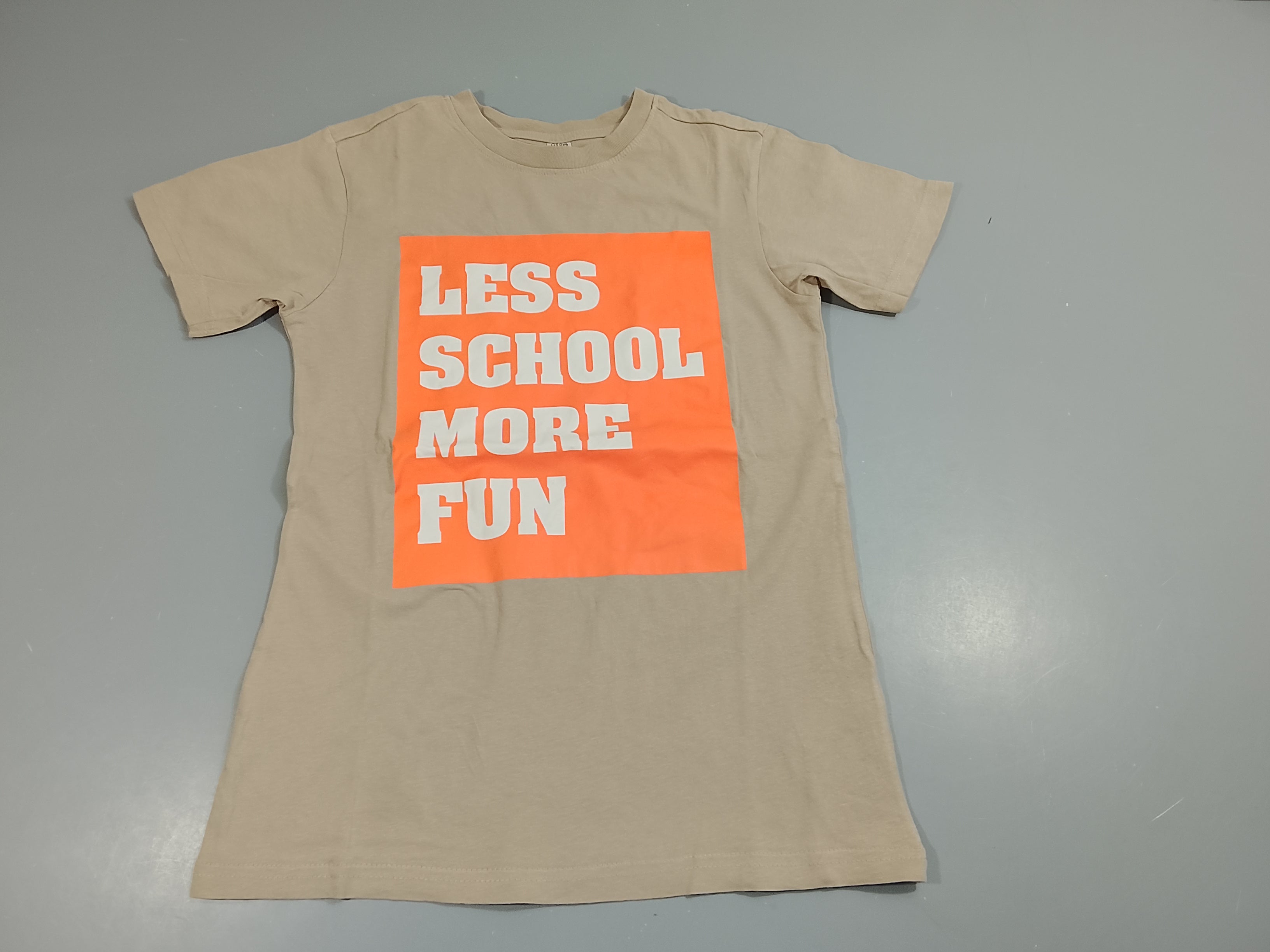 T-shirt m.c beige flocage orange, inscriptions blanches 