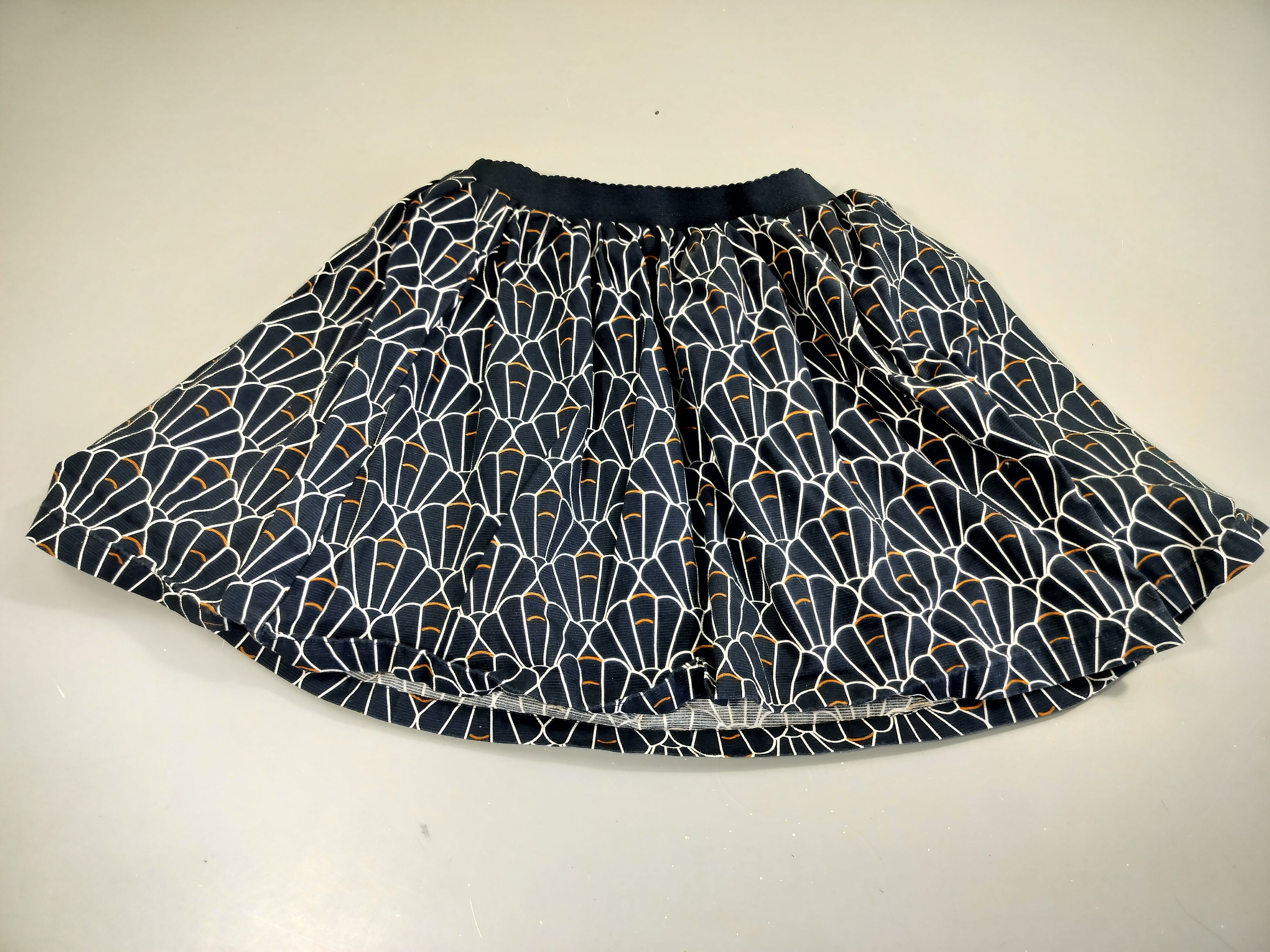 Jupe bleu marine texturé à motifs , taille élastique.