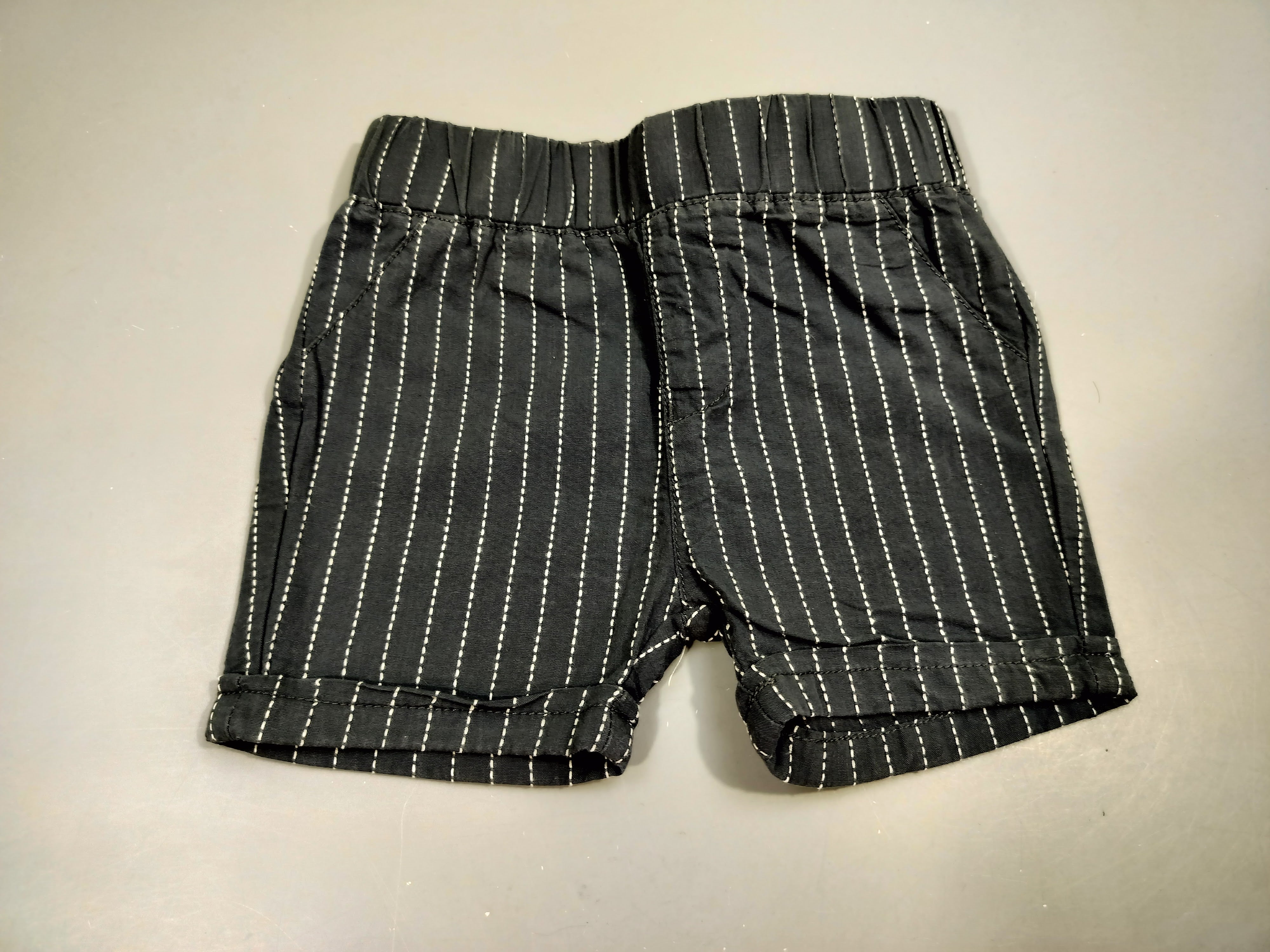 Bermudas gris ligné blanc