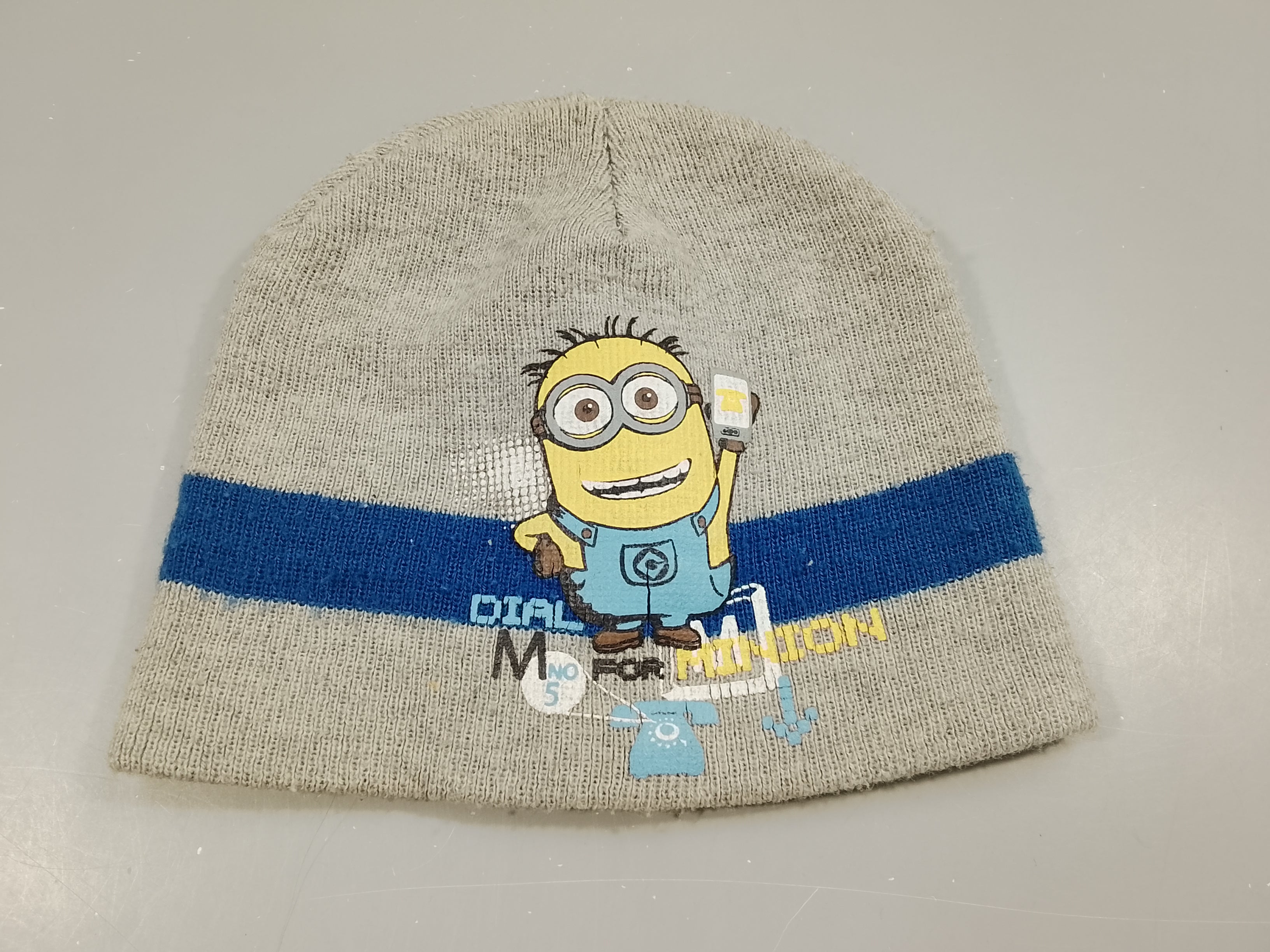 Bonnet gris Minion, légèrement bouloché