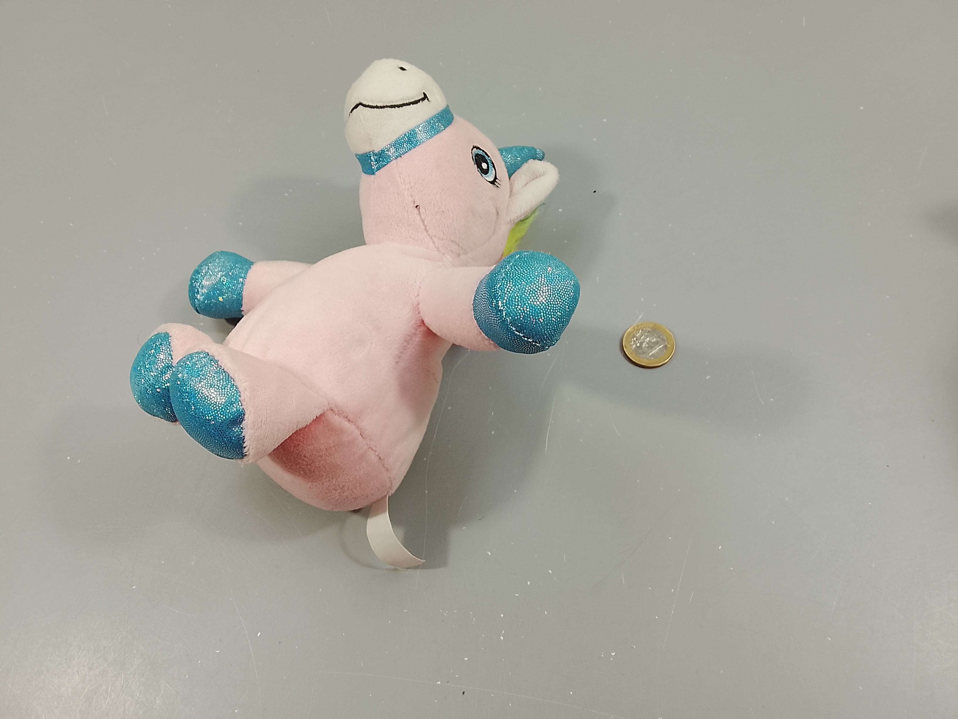 Peluche licorne rose, crête multicolore