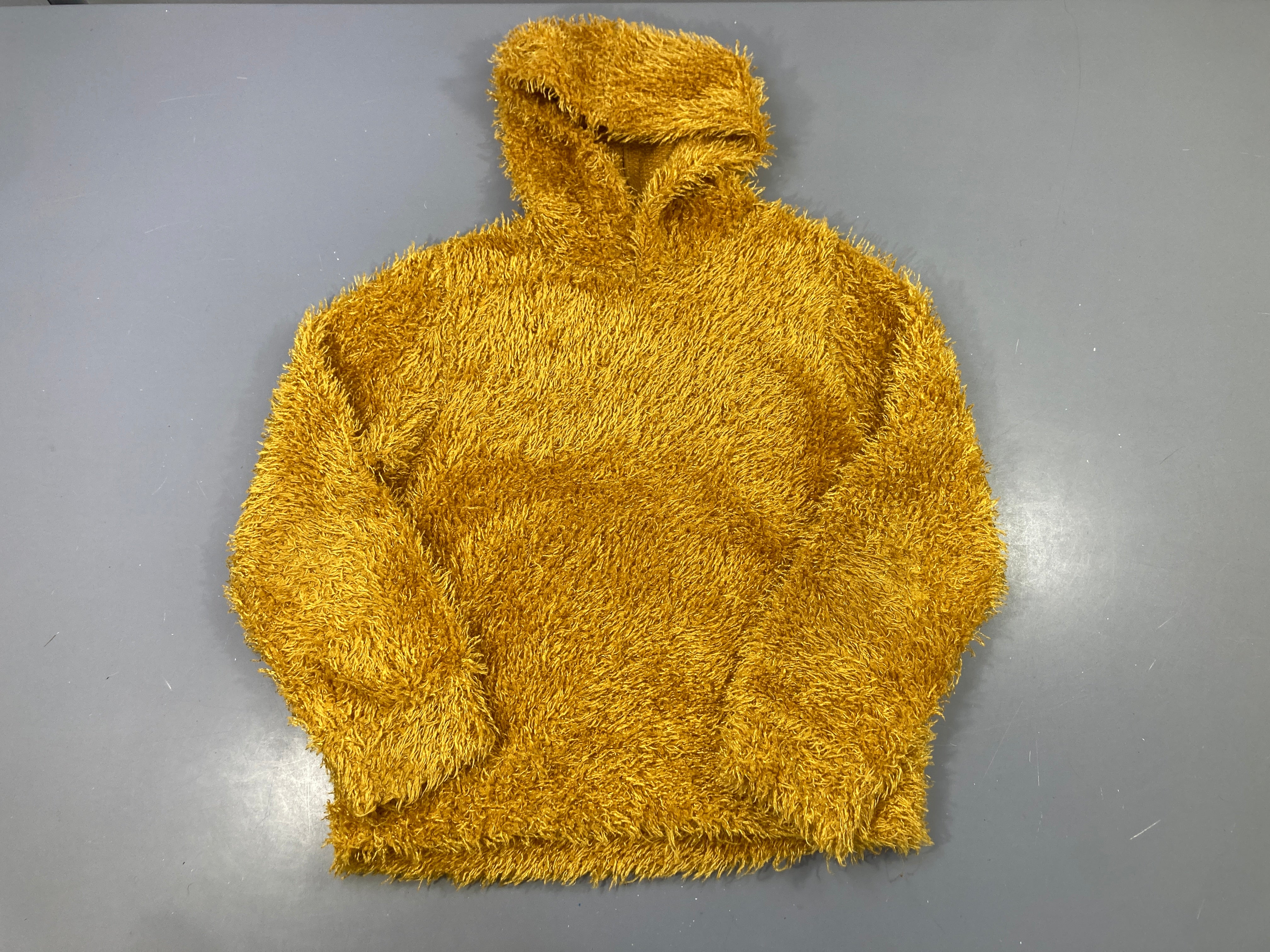Pull à capuche jaune moutarde duveteux