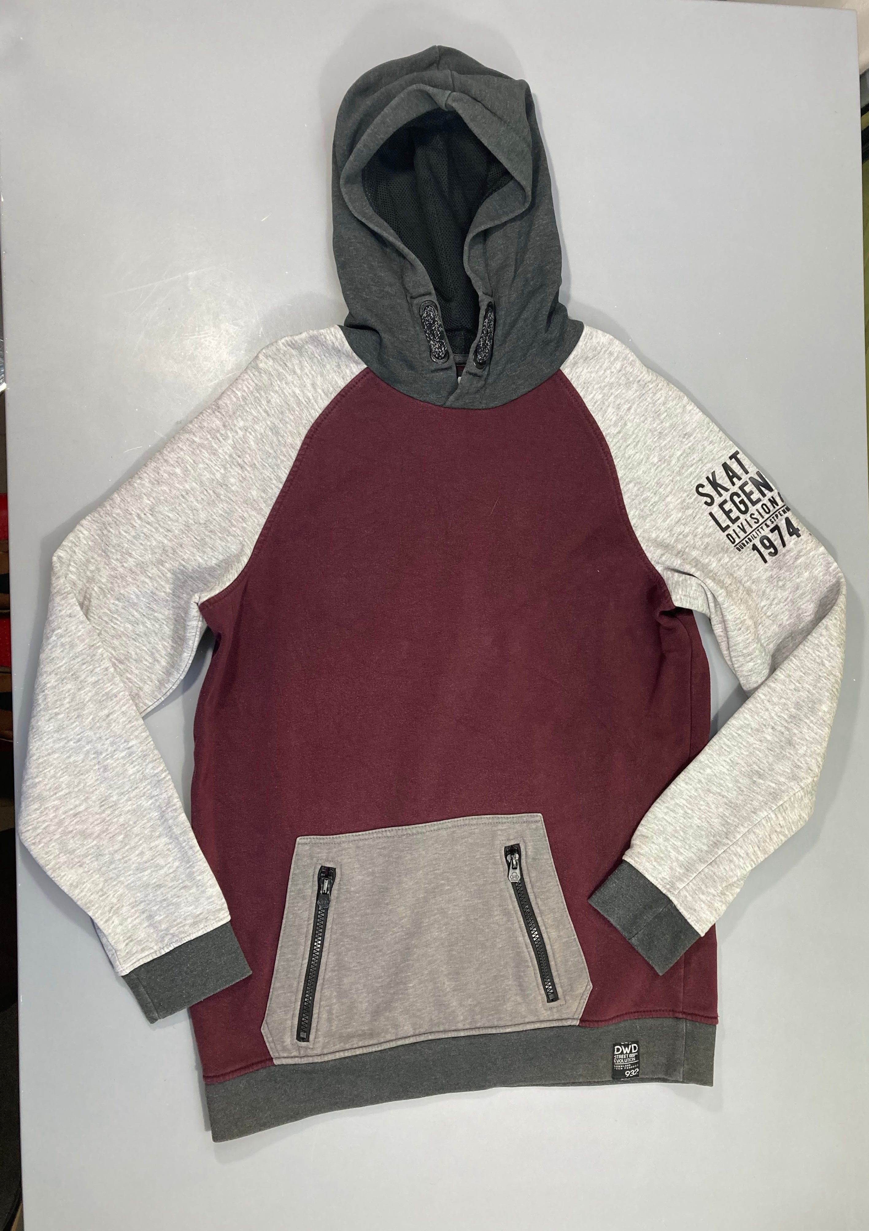 Sweat à capuche bordeaux/gris chiné, bouloché