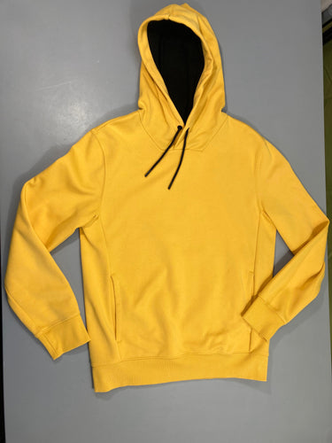 Sweat à capuche orange, légèrement bouloché, moins cher chez Petit Kiwi