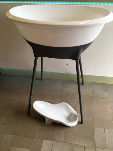 Baignoire blanc/gris avec pieds avec transat de bain, Luma - 90€ neuf, moins cher chez Petit Kiwi
