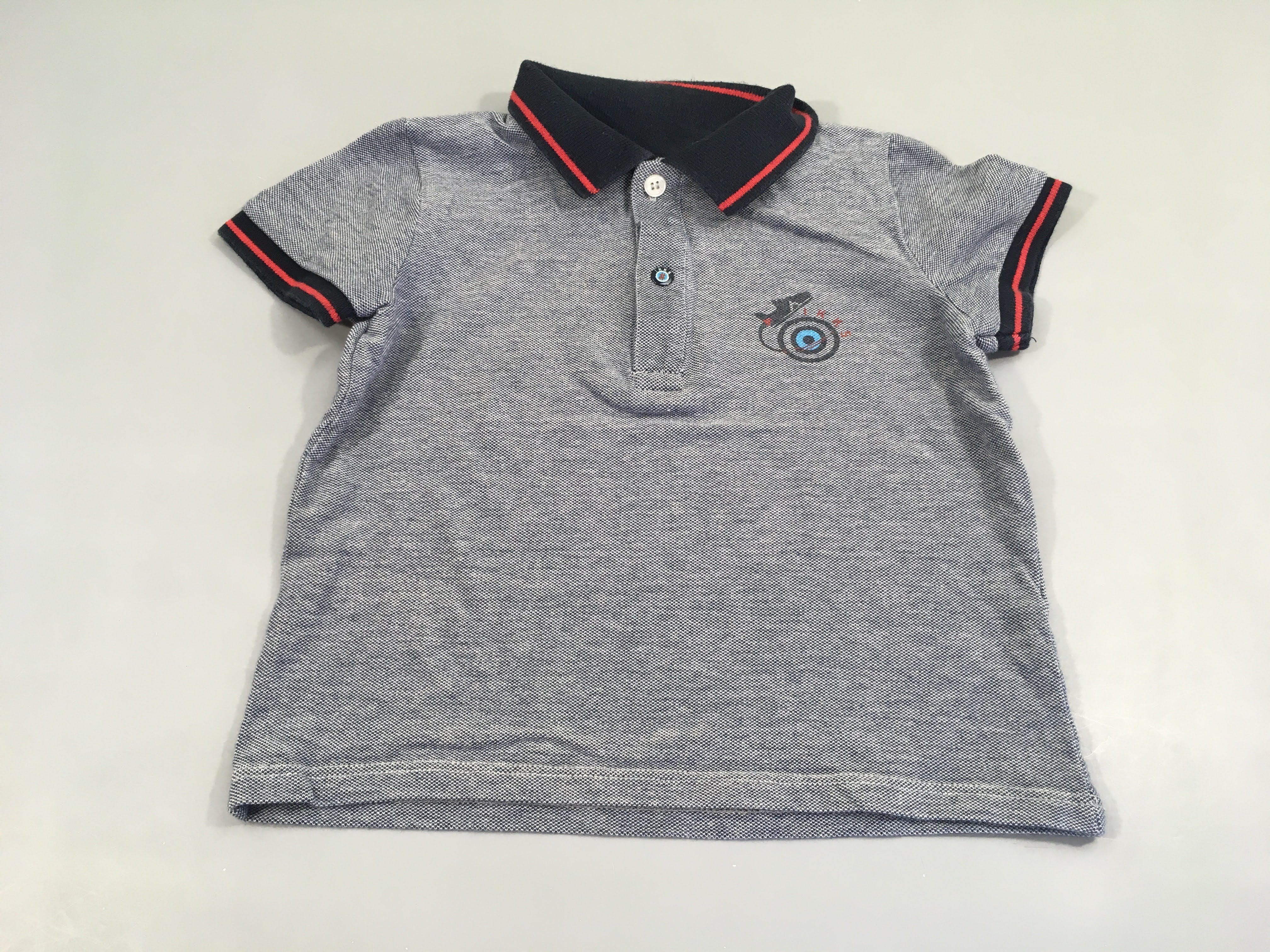 Polo m.c bleu  chiné, col bleu marine ligné rouge
