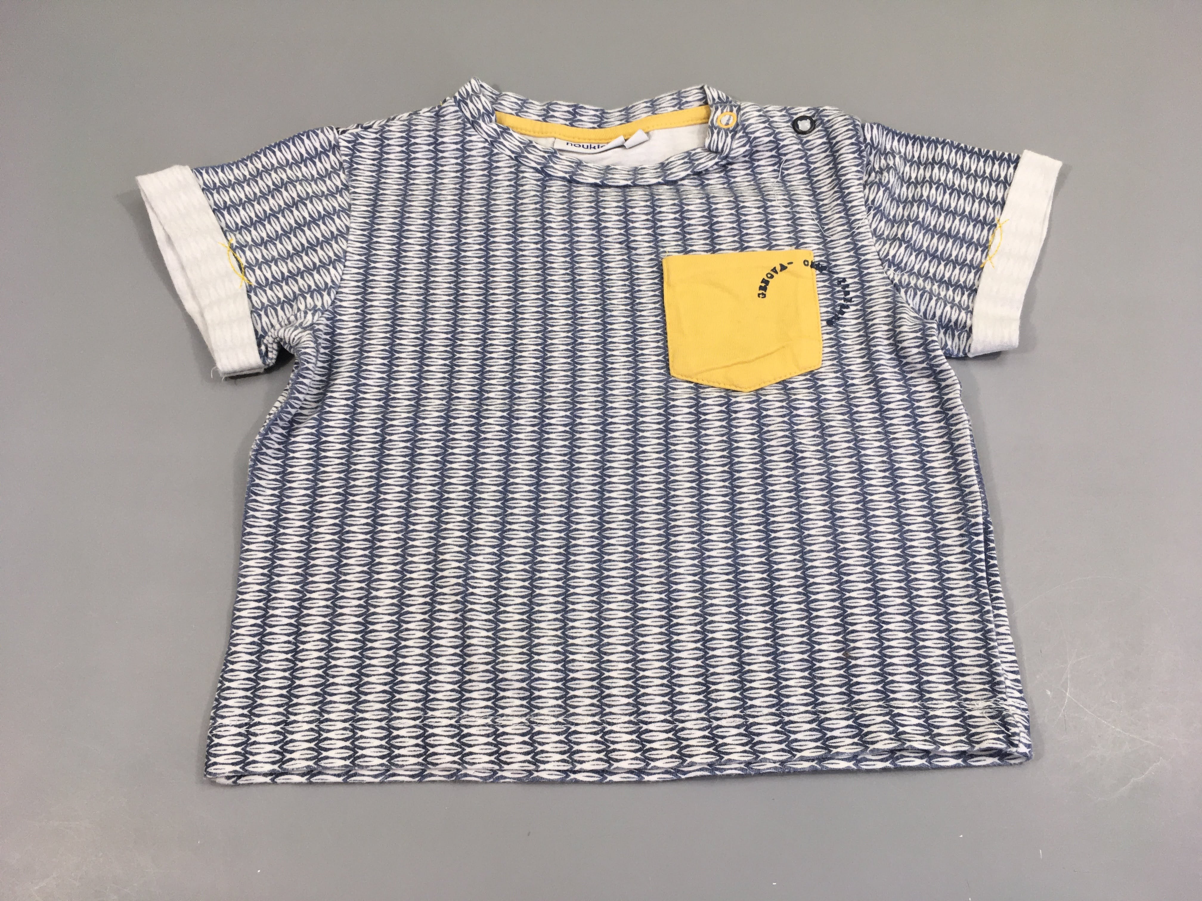 T-shirt m.c bleu, motifs blancs , poche jaune