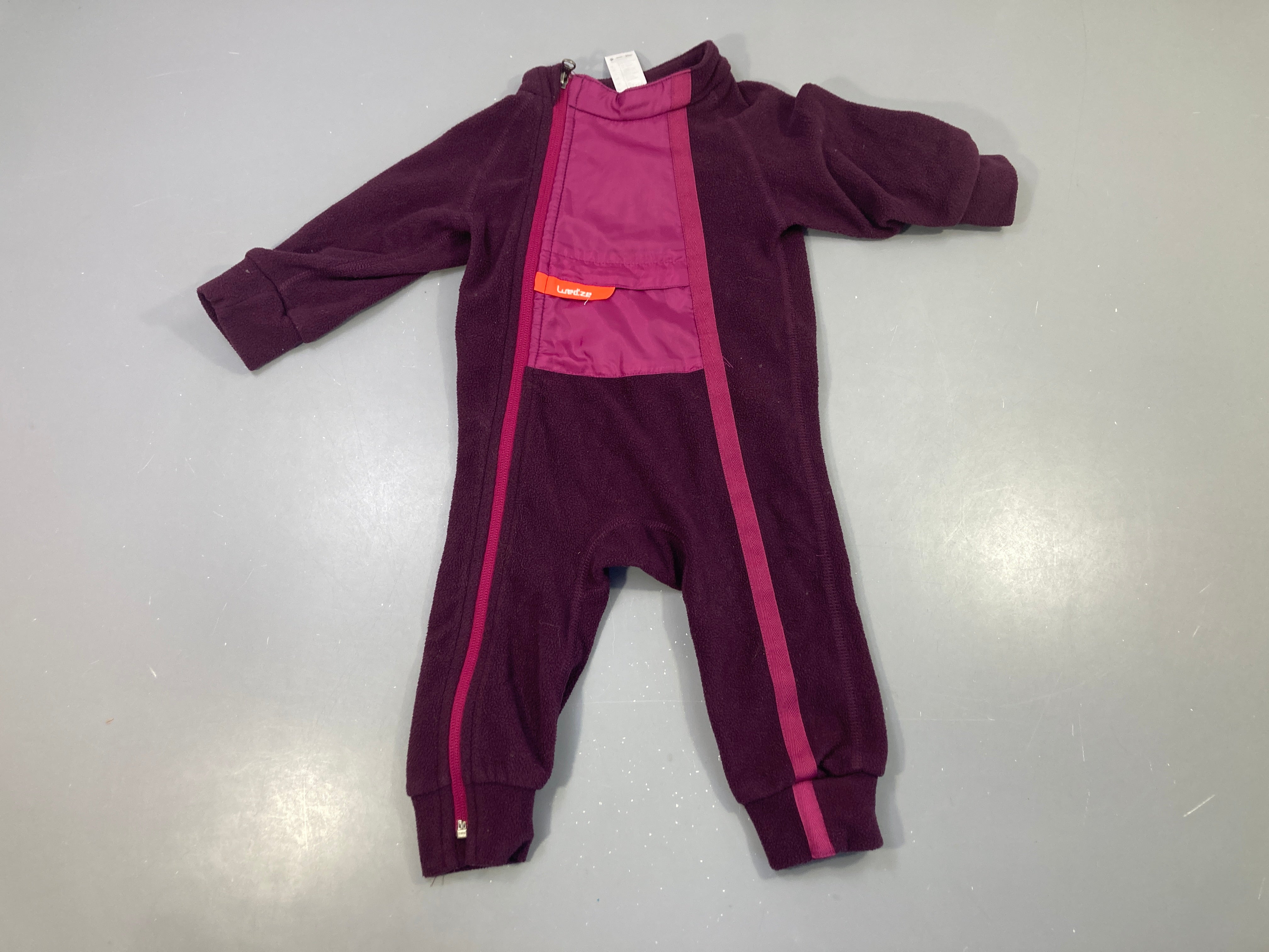 Combinaison polaire prune, bande fuchsia zippée devant, poche poitrine fuchsia, Wedze