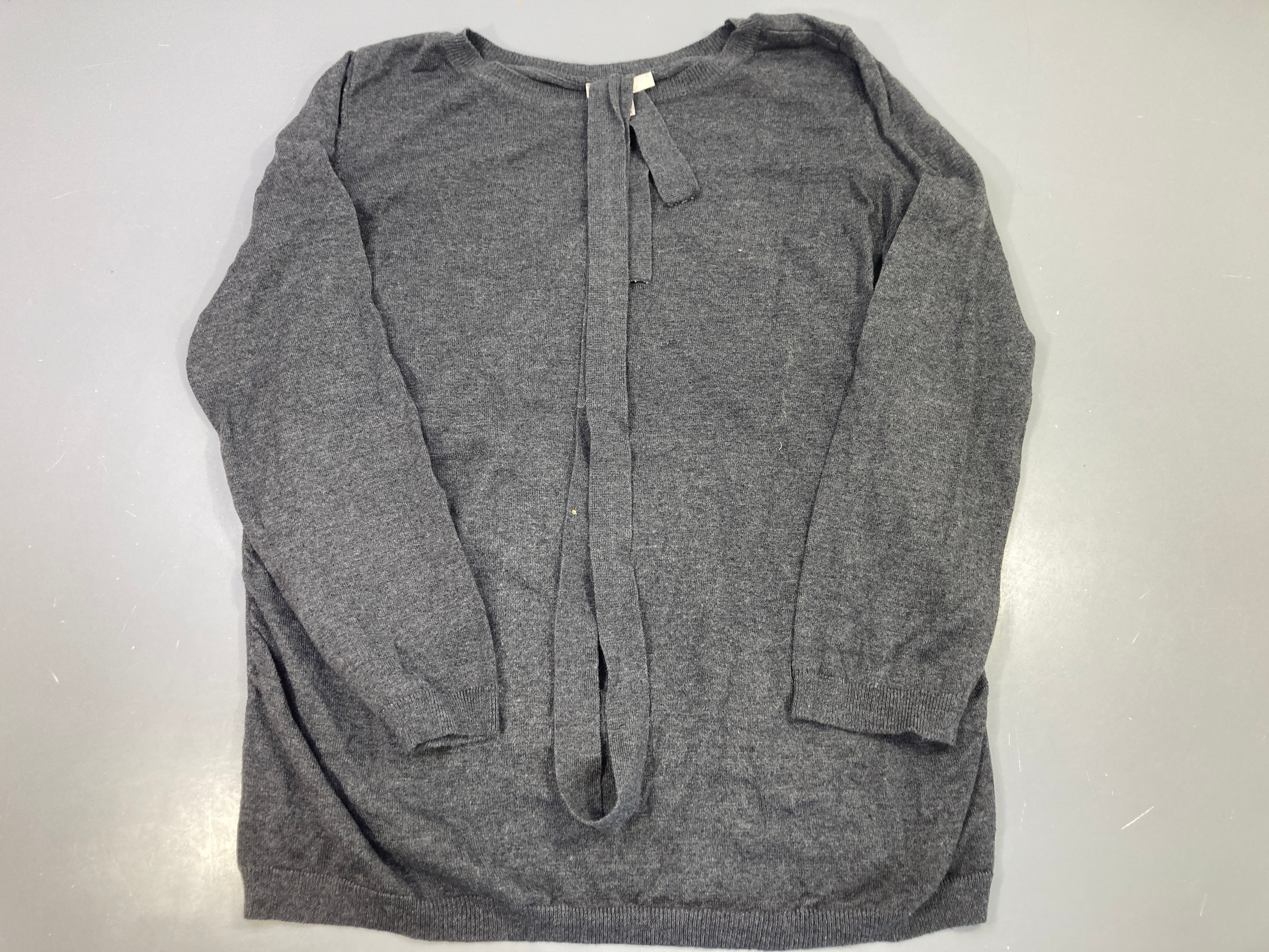 Pull gris chiné, fente et lien à nouer dans le dos