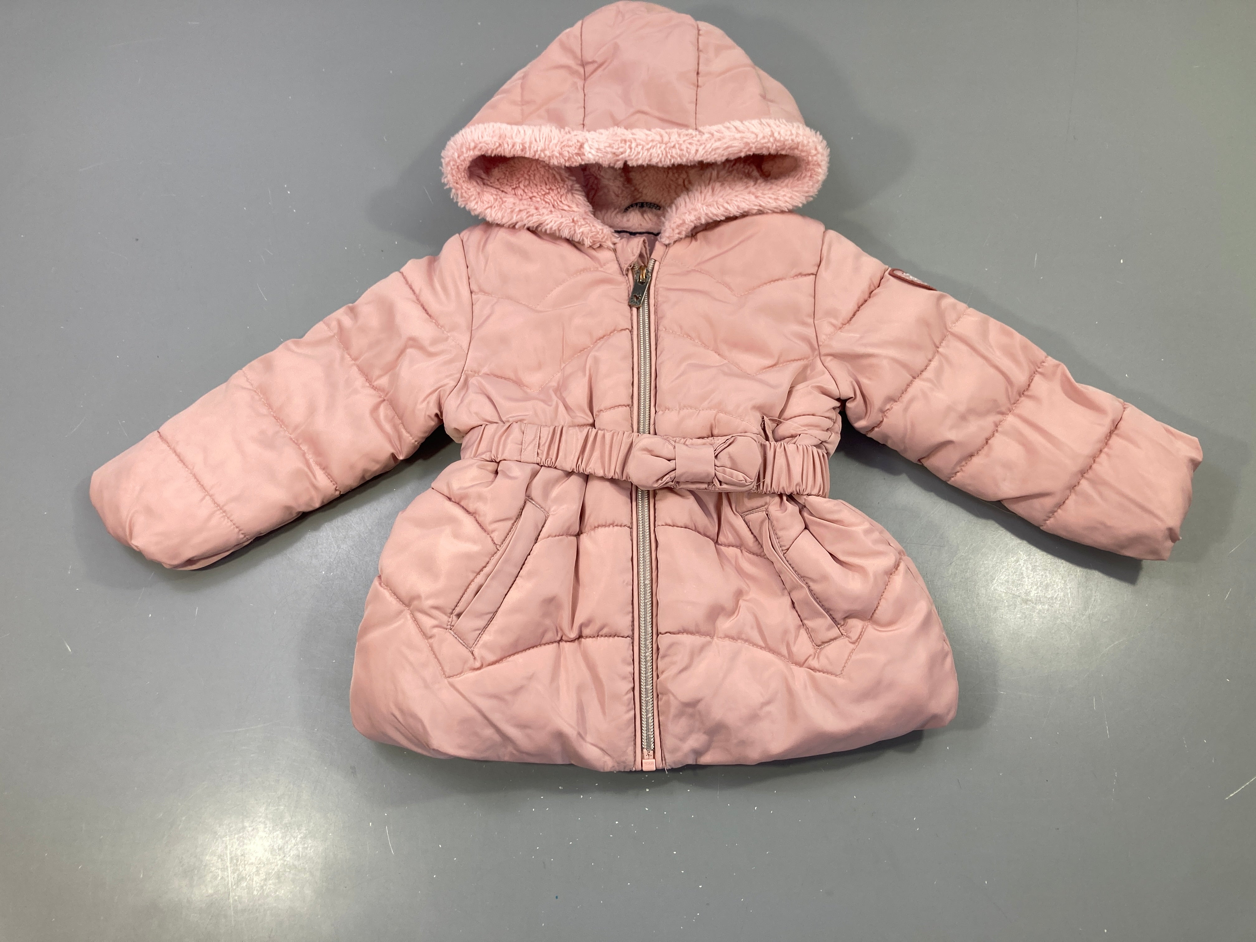 Manteau doudoune rose pâle, capuche fausse fourrure, ceinture nouée