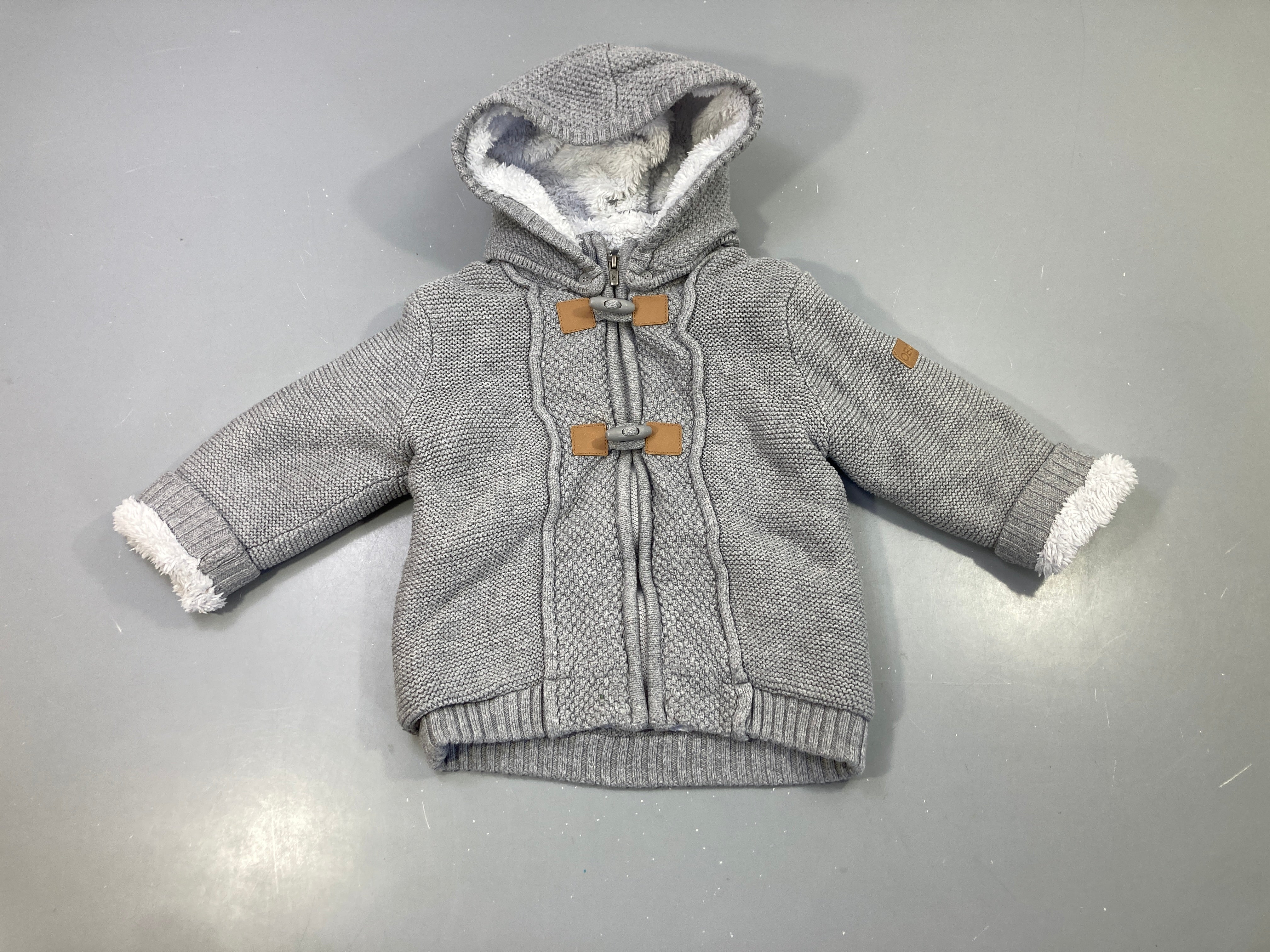 Gilet veste doublé peluche tricot gris chiné, capuche doublée sherpa blanche, boutons duffle