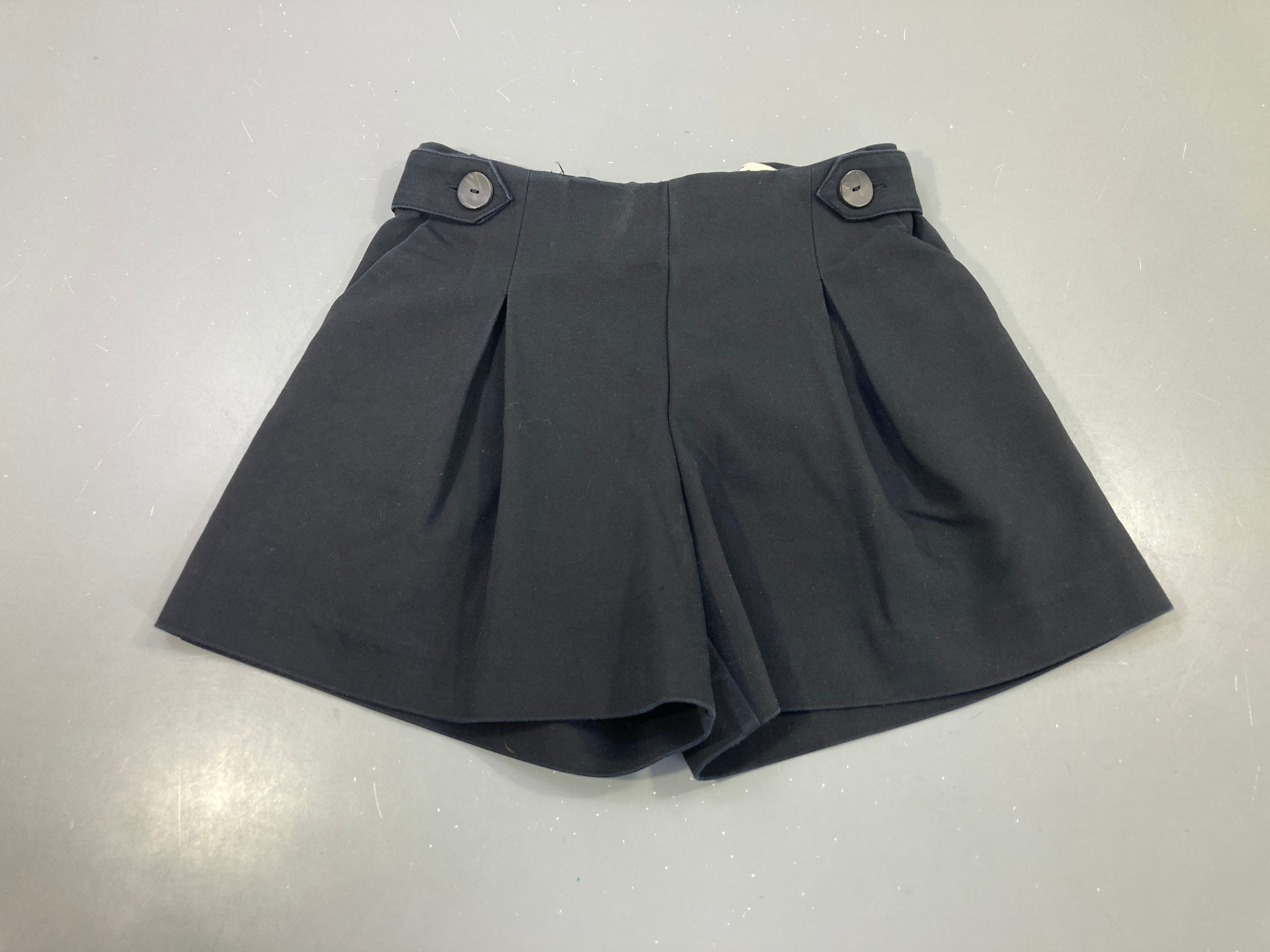 Short bleu marine plissé, boutons ceinture