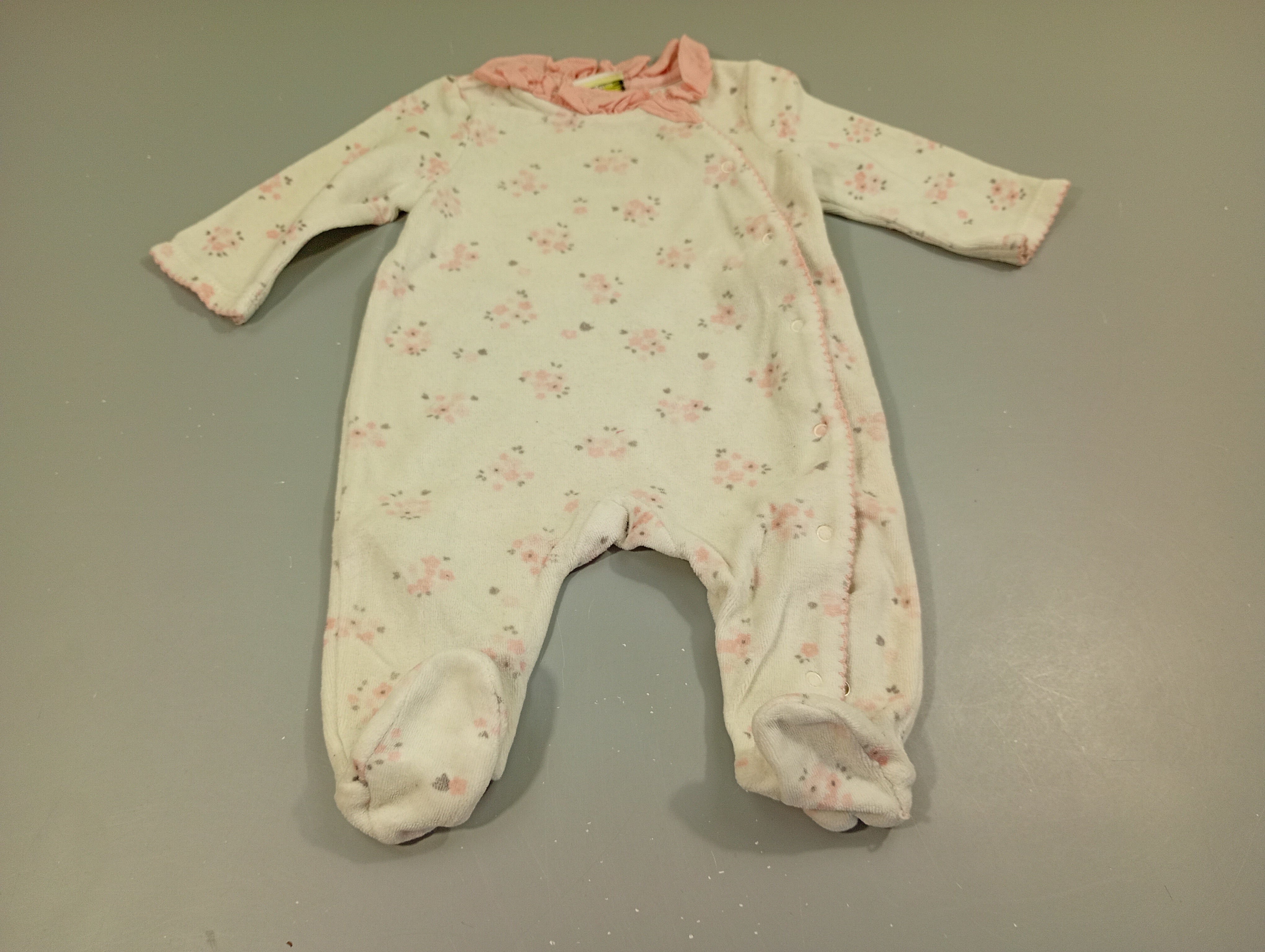 Pyjama  velours blanc à fleurs, col rose