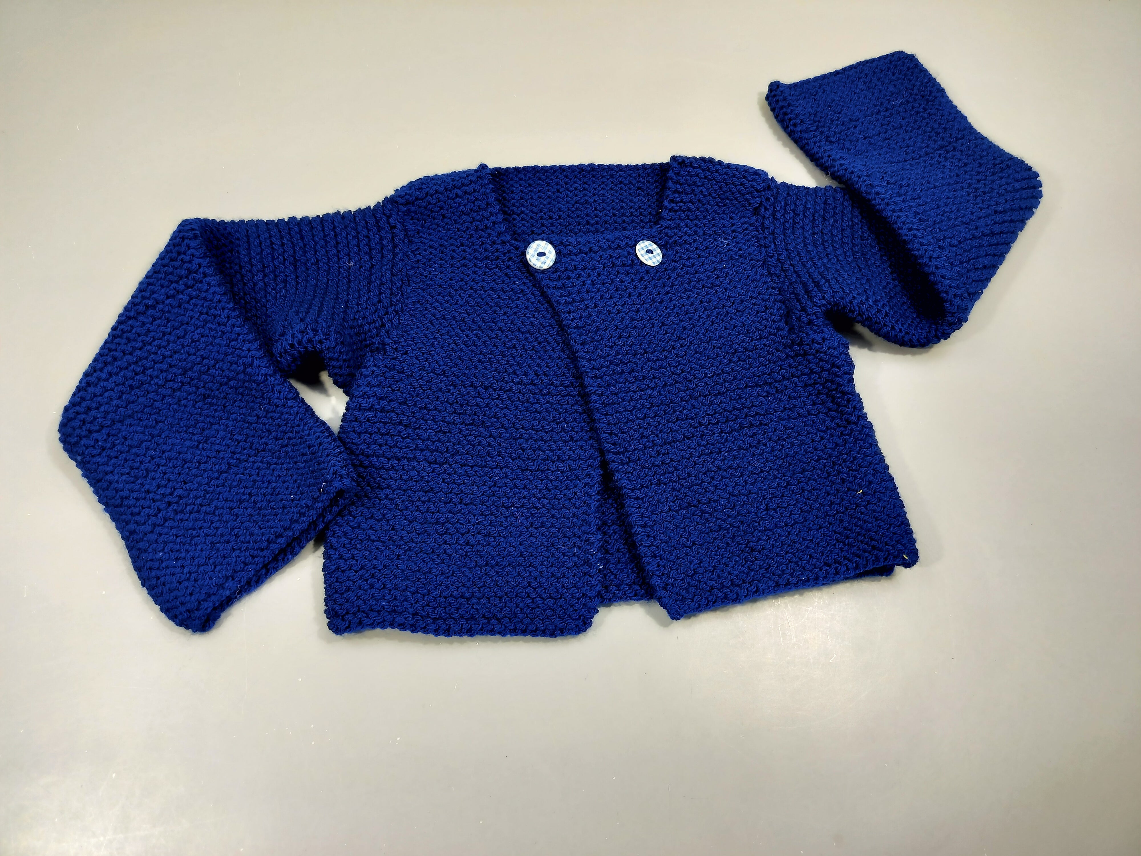 Gilet court en tricot bleu , pas de taille indiquée, estimée  5a