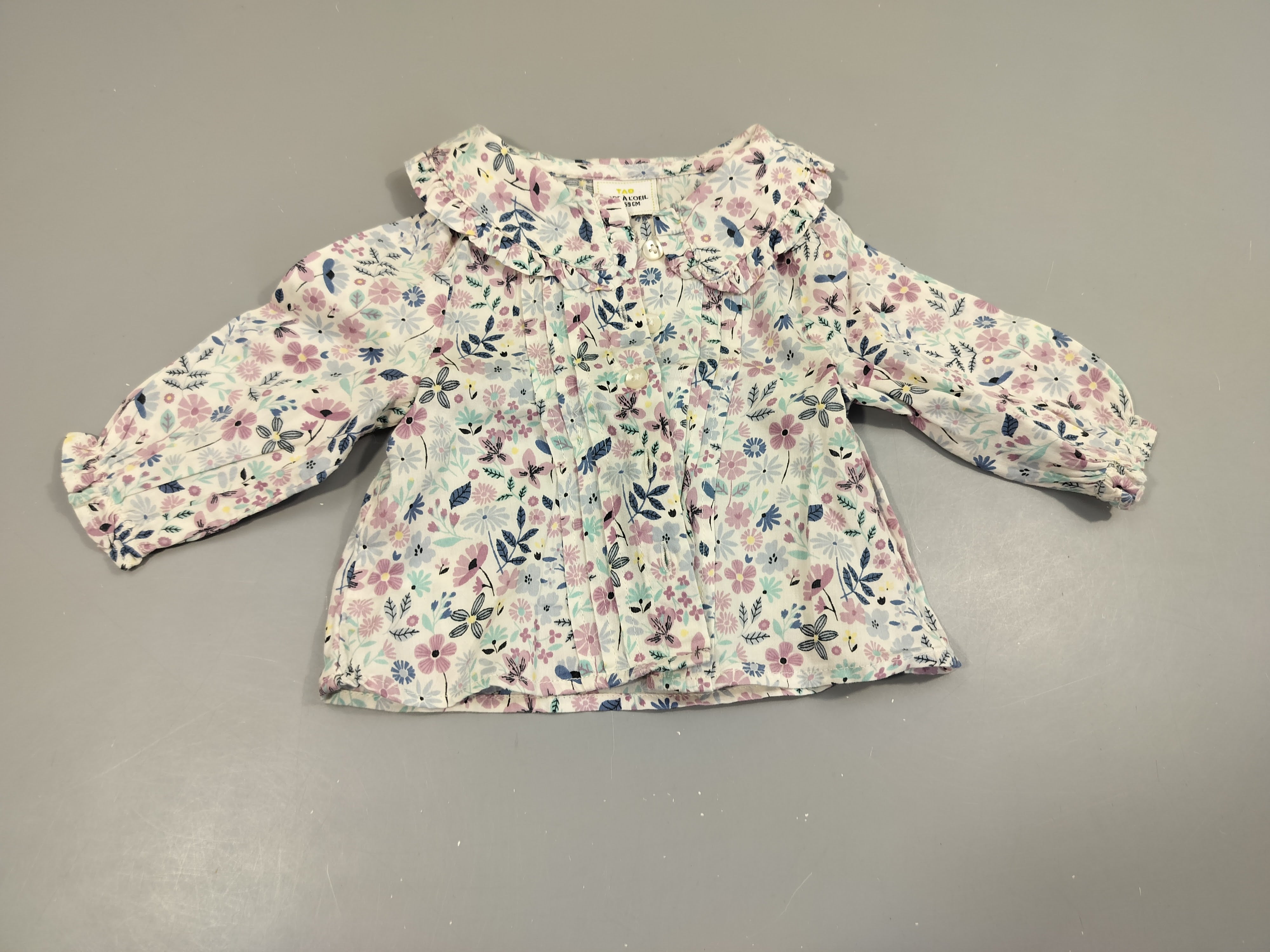 Chemisier blanc  à fleurs bleues,roses , col volant