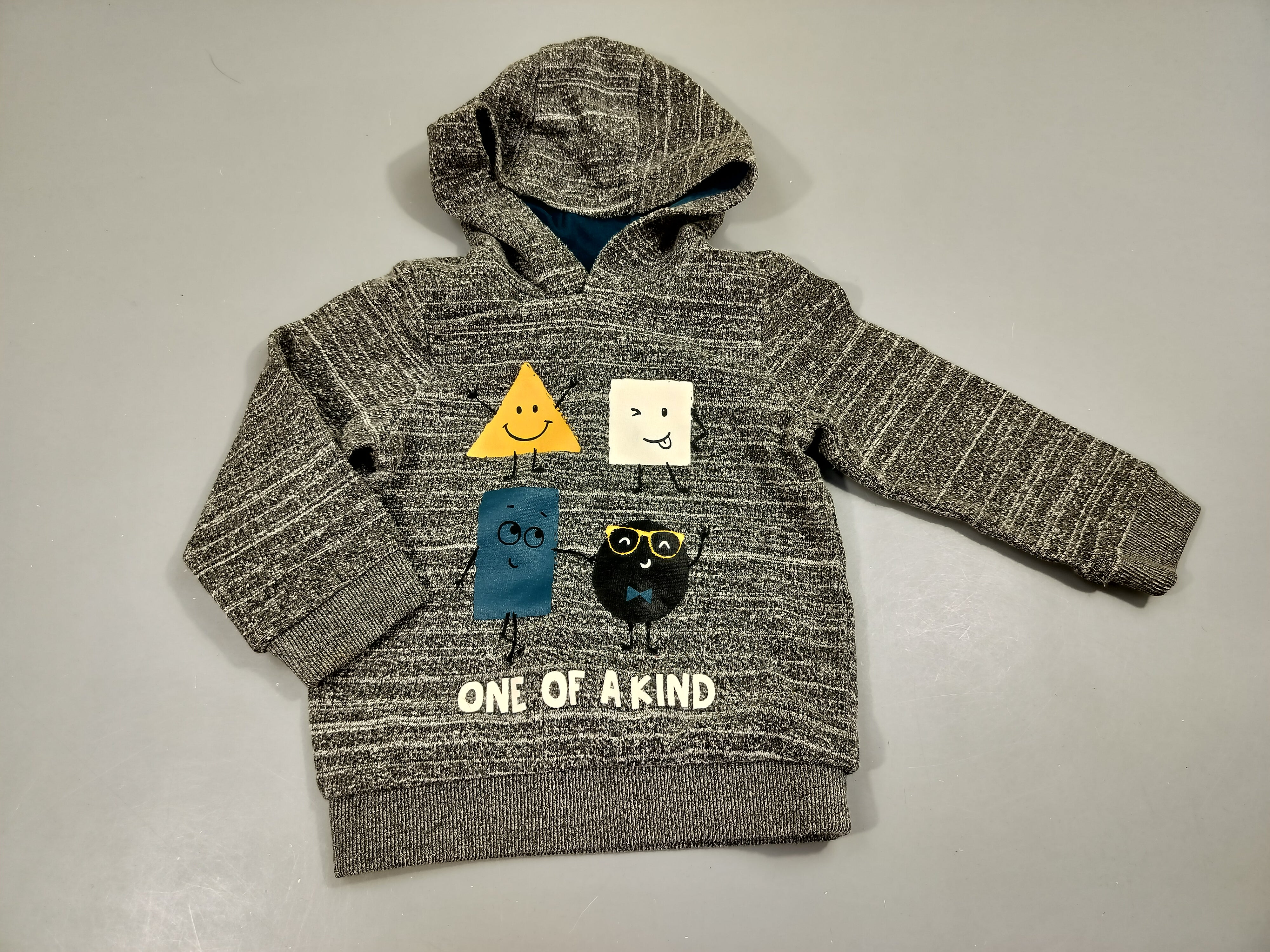 Pull à capuche gris flammé, formes géométriques bonhommes, intérieur doux et chaud