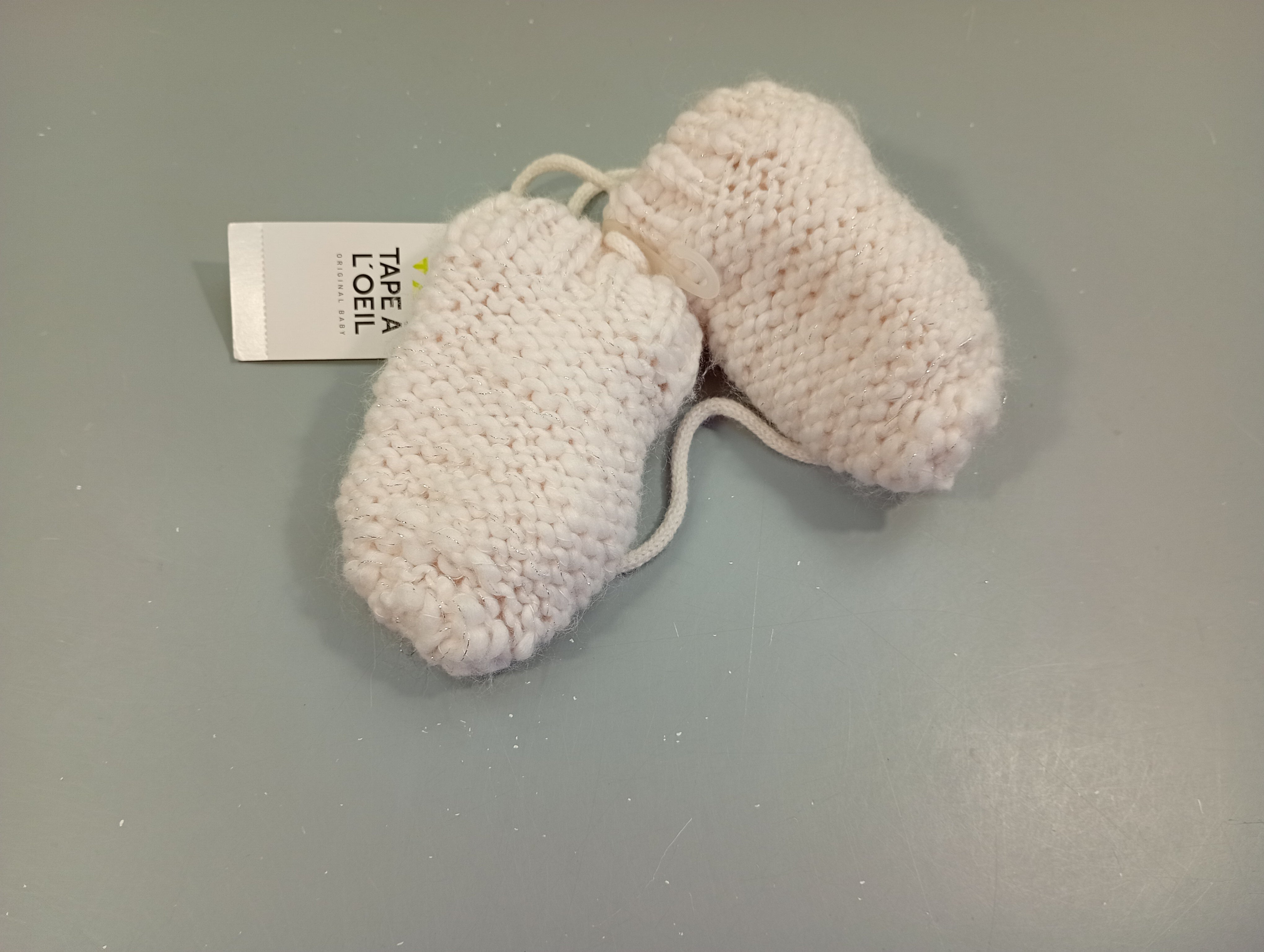 Neuves mouffles tricot blanc légèrement rosé , petits fils argentés 9-12m