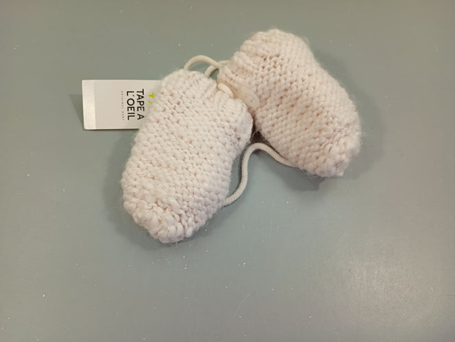 Neuves mouffles tricot blanc légèrement rosé , petits fils argentés 9-12m, moins cher chez Petit Kiwi